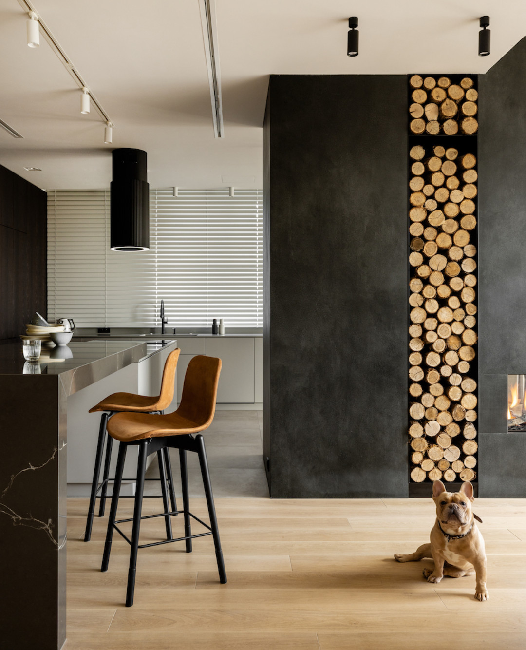 Matte black, beautifully balanced 🖤✨

Meet the Schweigen Helios — a sculptural island rangehood designed to bring refined texture and eleva