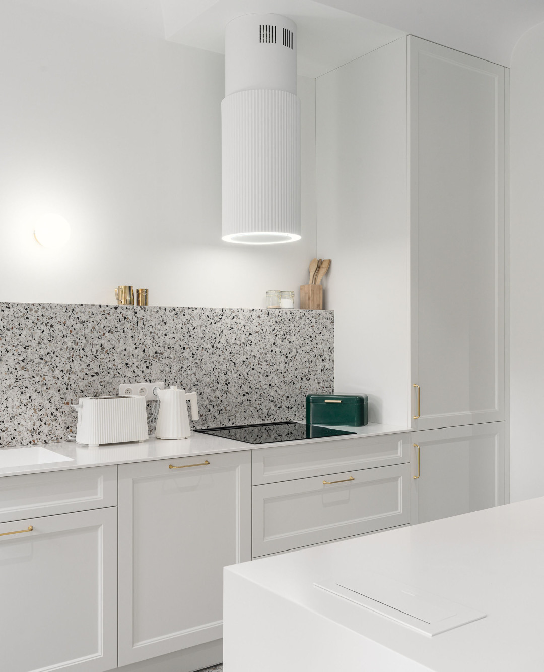 Refined, sculptural, and beautifully quiet 🤍✨

Meet the Schweigen Helios in White — a ceiling-mounted rangehood designed to blend seamlessl