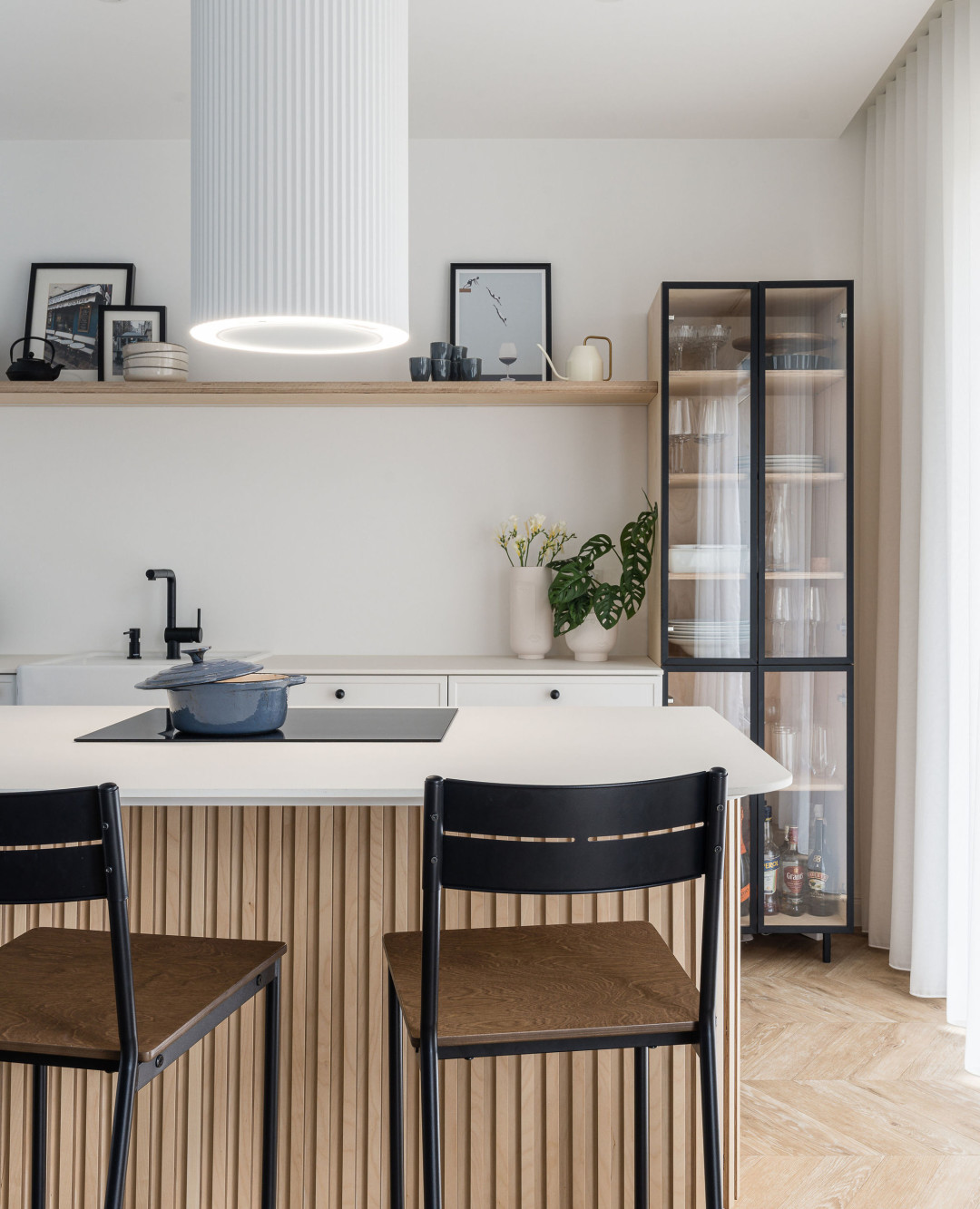 Fluted perfection, beautifully balanced 🤍✨

The Schweigen Helios White Island Rangehood brings refined texture and sculptural elegance to t