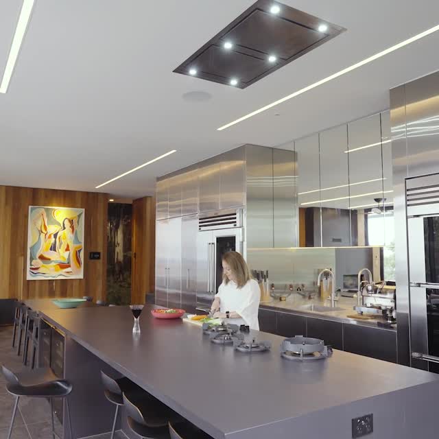 🏡 🔇🤩 Discover how the Schweigen Silent Ceiling Cassette Rangehood helps keep this open-plan kitchen calm, connected and beautifully unclu