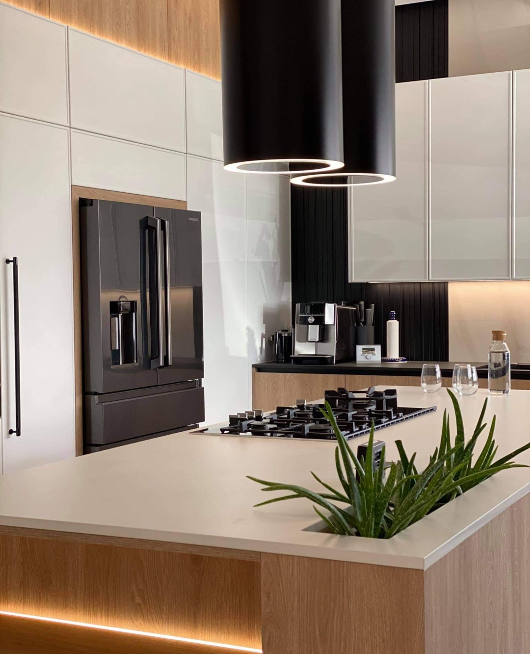 ✨ Statement design. Serious performance.

Meet the Schweigen Halo Island Rangehood — a sculptural centrepiece designed to make an impact fro