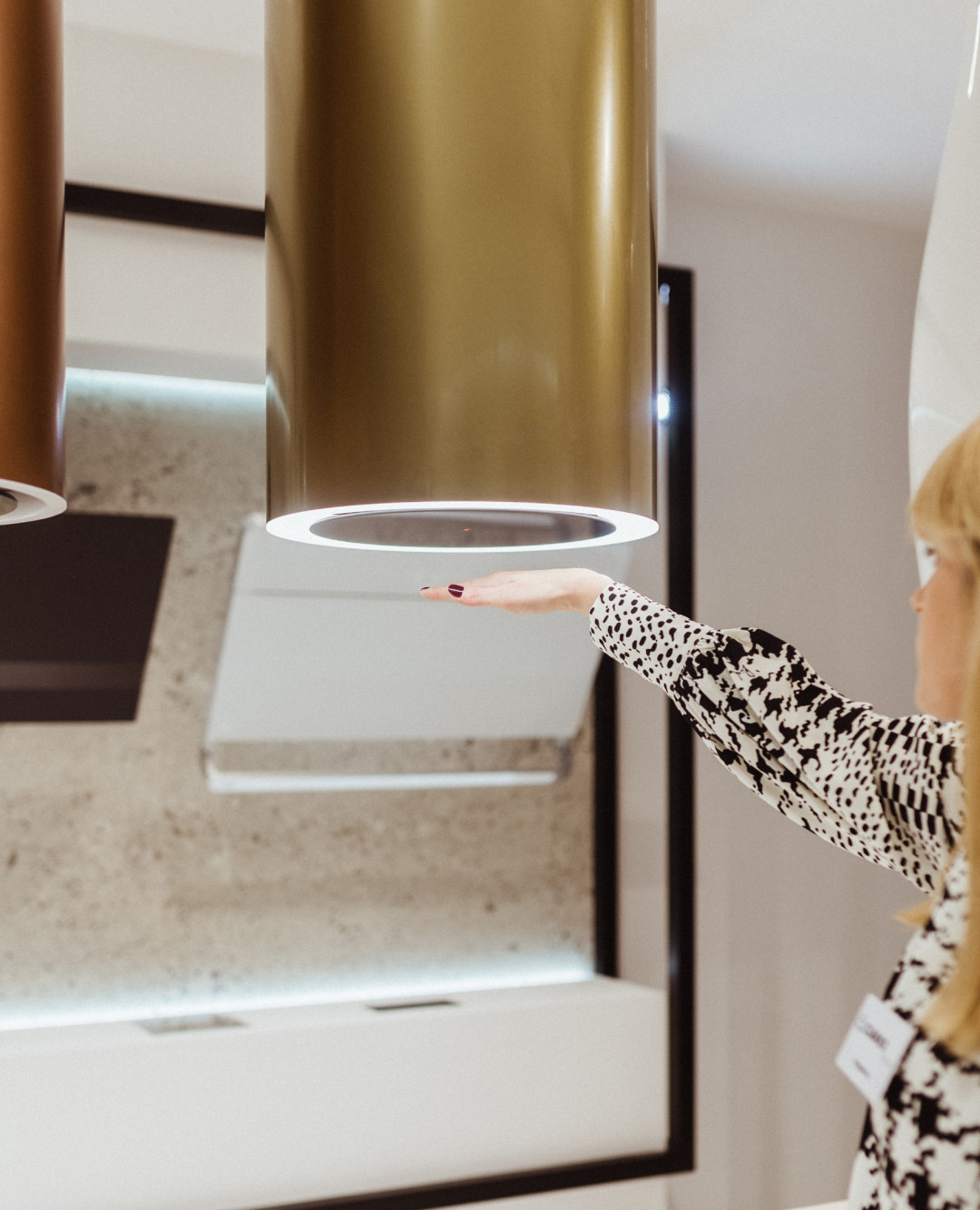 ✨ Designed to make a statement. Controlled with a wave.

Meet the Schweigen Design Halo in Gold — a striking cylindrical island rangehood th
