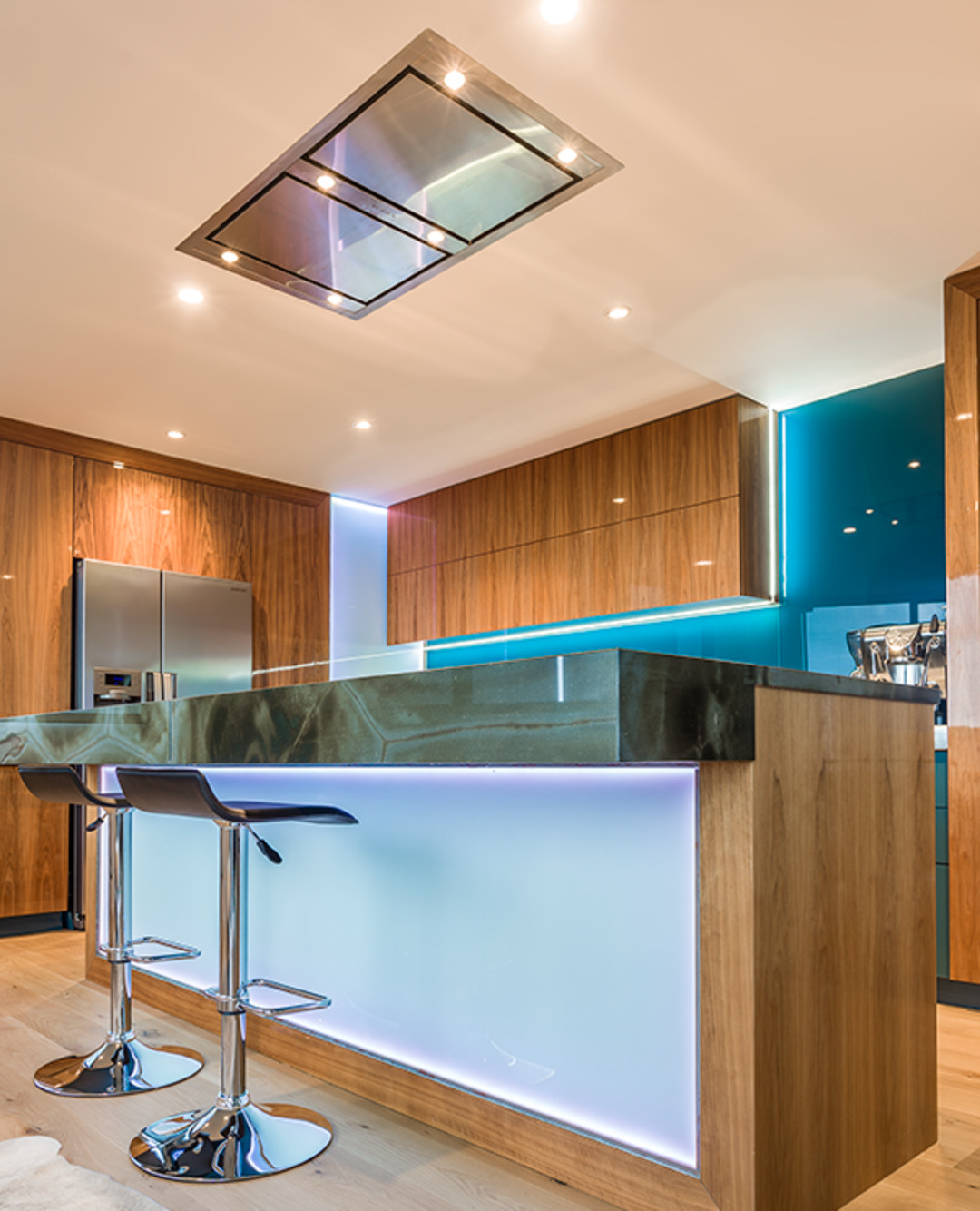 ✨ When the architecture deserves to take centre stage.

Designed by award-winning kitchen designer @malcorboy, this spectacular kitchen show
