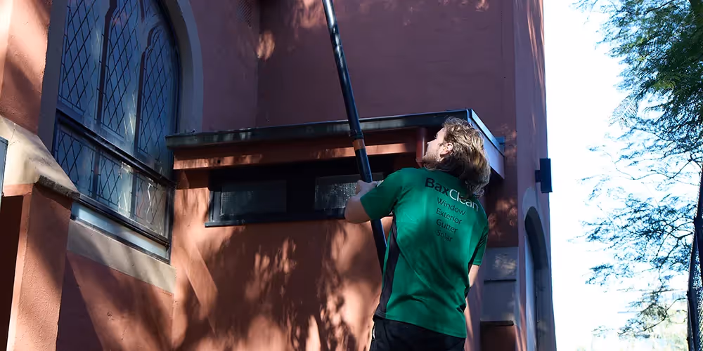 Gutter vacuum pole cleaning