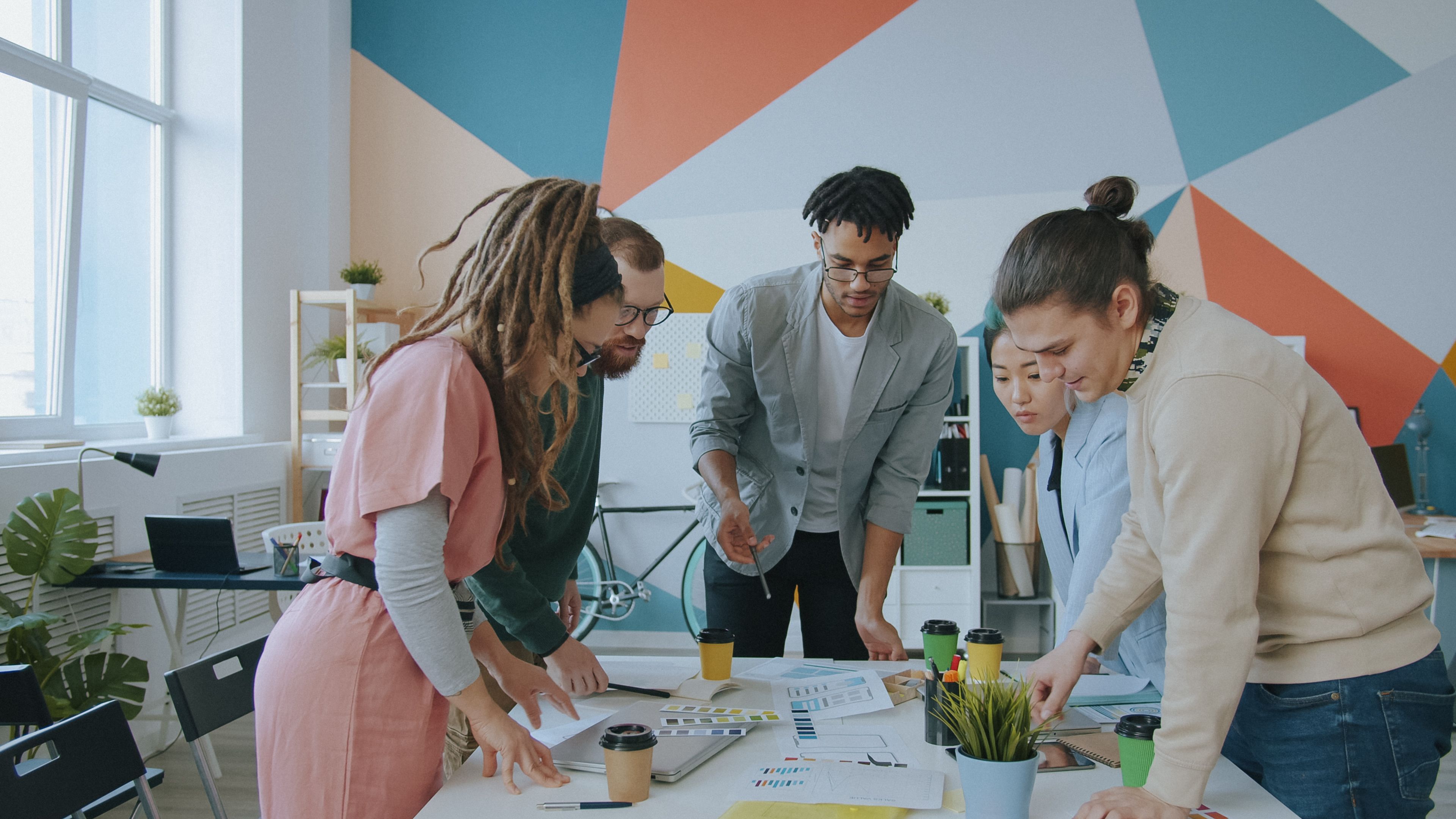 Équipe qui collabore dans un bureau moderne de scaleup, illustration du choix entre recrutement externe ou interne
