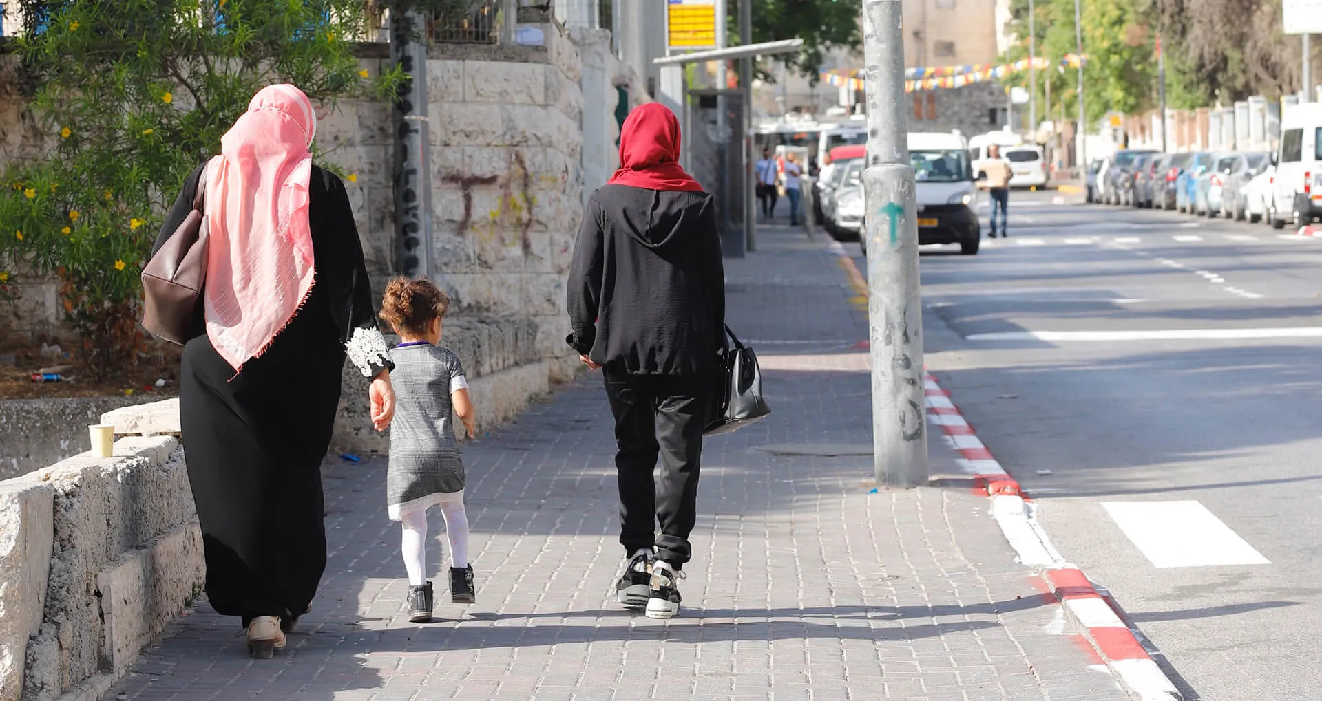 עשרות רבות, אולי אפילו מאות, אינם מטפלים. אם ובתה ביציאה מגן לחינוך מיוחד (צילום: ריקי רחמן, מדינת ירושלים)