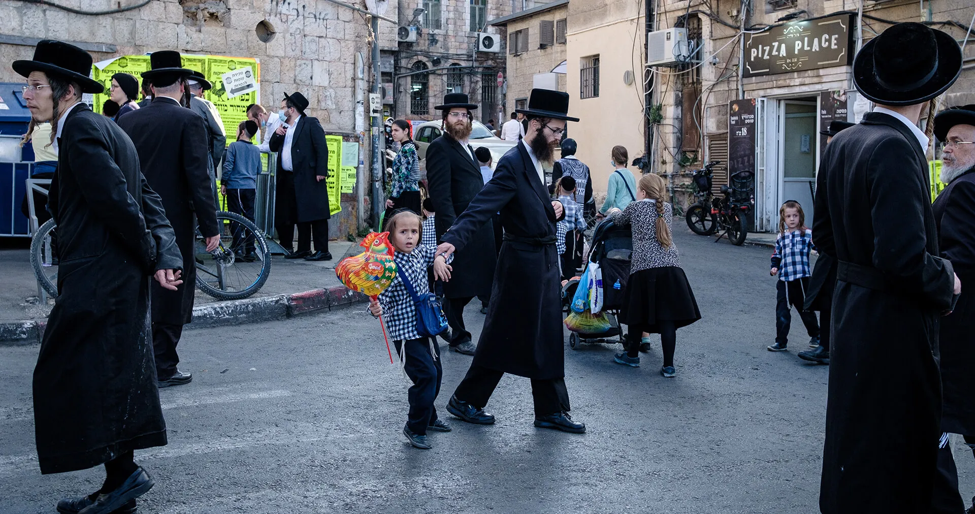 בתמונה: מאה שערים לפני סוכות. למצולמים אין קשר לכתבה (צילום: ביאה בר-קלוש)