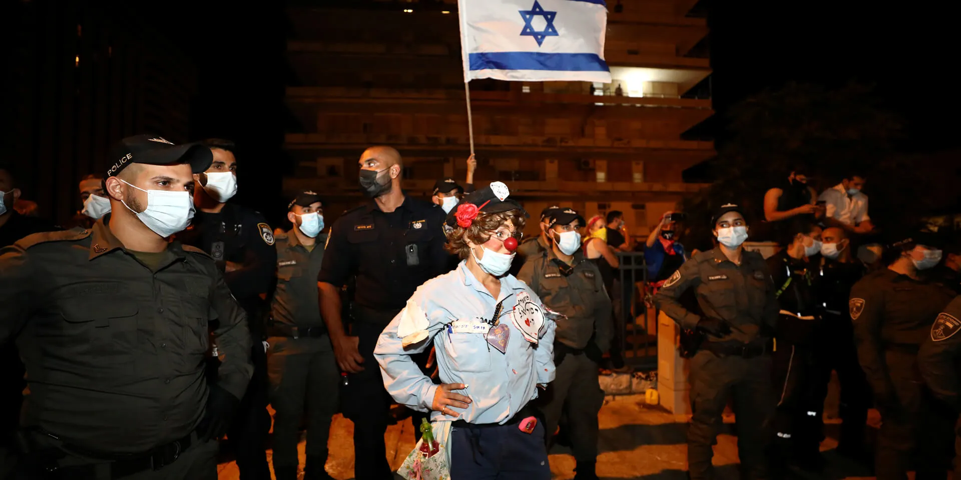 אישה בתחפושת שוטרת-ליצנית בהפגנה בירושלים בספטמבר | צילום: רויטרס