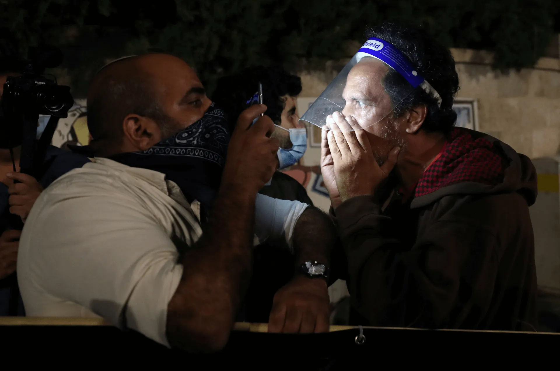 מפגינים מימין ומשמאל בעימות חזיתי בירושלים, אוקטובר 2020. צילום: רויטרס