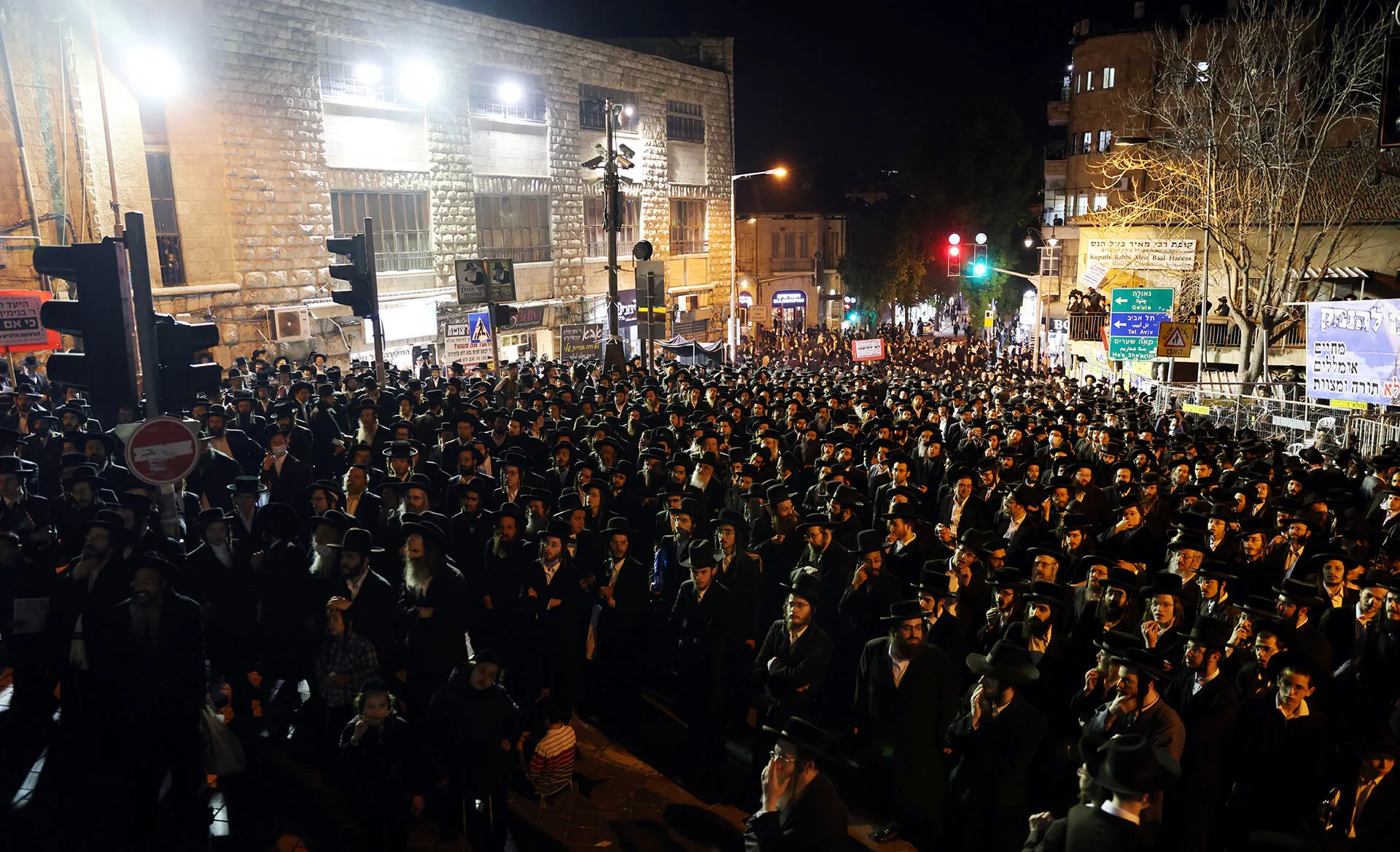 החברה החרדית שילמה מחיר כבד בקורונה. לוויה המונית בירושלים(צילום: רויטרס)
