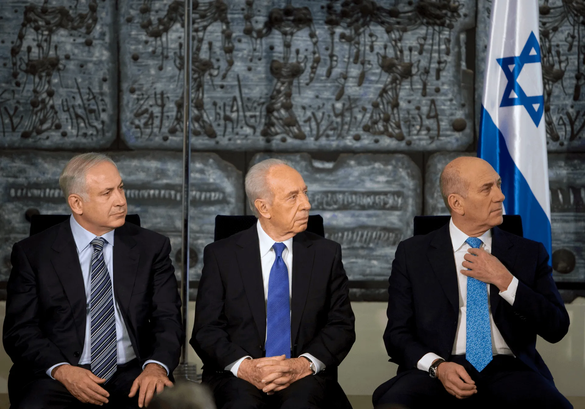אהוד אולמרט, שמעון פרס ובנימין נתניהו במעמד חילופי השלטון ב-2009. צילום: רויטרס