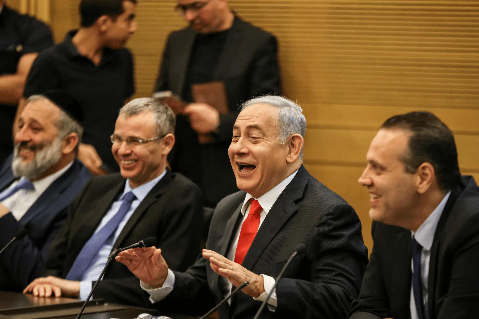 חברי הכנסת מיקי זוהר (מימין), בנימין נתניהו, יריב לוין ואריה דרעי, לפני כשבועיים. צילום: רויטרס