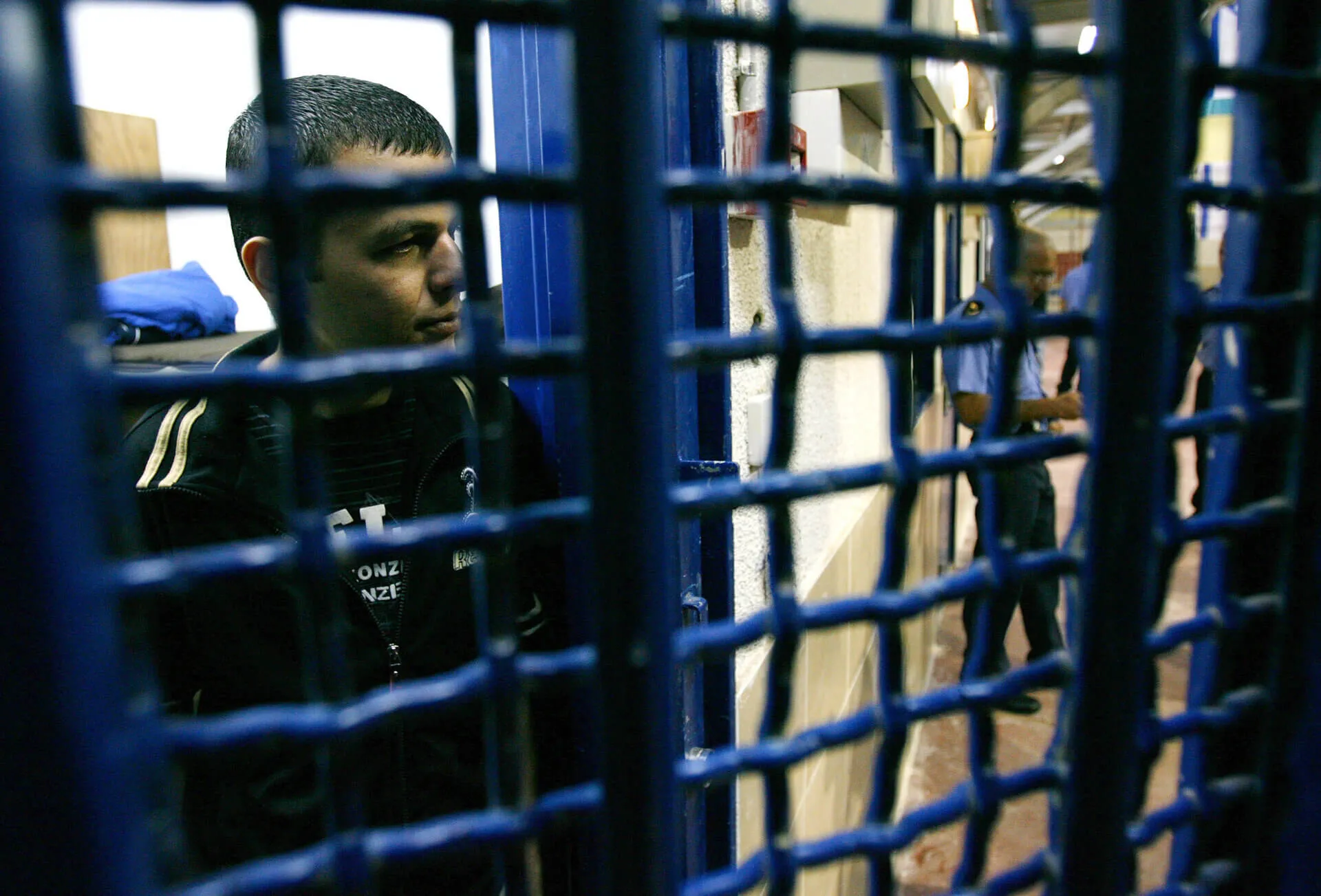 A Palestinian prisoner waits to be released from Ketziot prison, southern Israel, October 1, 2007. Photo: Reuters