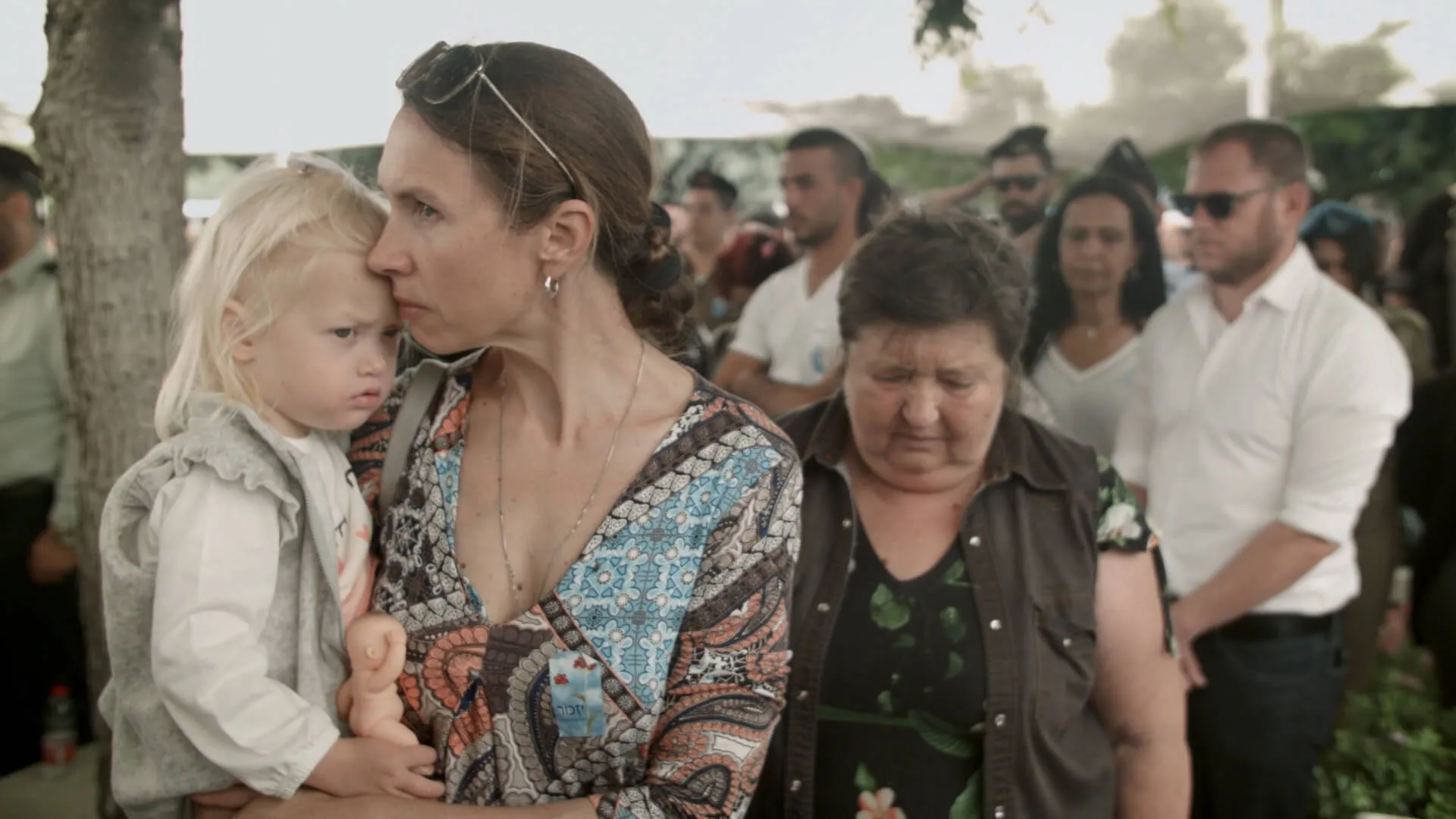 לודמילה רוז'קוב עם אירינה אקסלרוד והבת גל שנולדה מזרעו של גרמן ז"ל. צילום: פיליפ בלאיש, מתוך הסרט "ויתברך בזרעו"