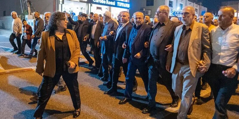 הפגנות פאדי - פורוורד