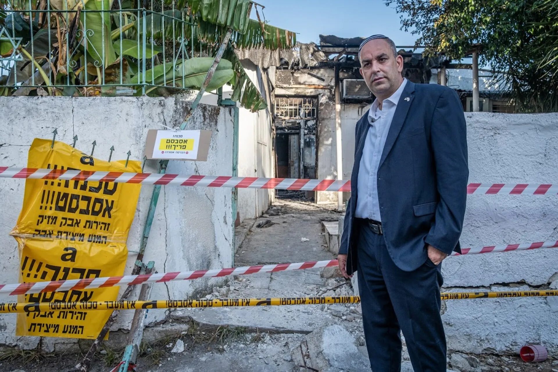 ראש העיר לוד יאיר רביבו ליד בית כנסת שהוצת במהומות שומר חומות בעיר. צילום: ביאה בר קלוש