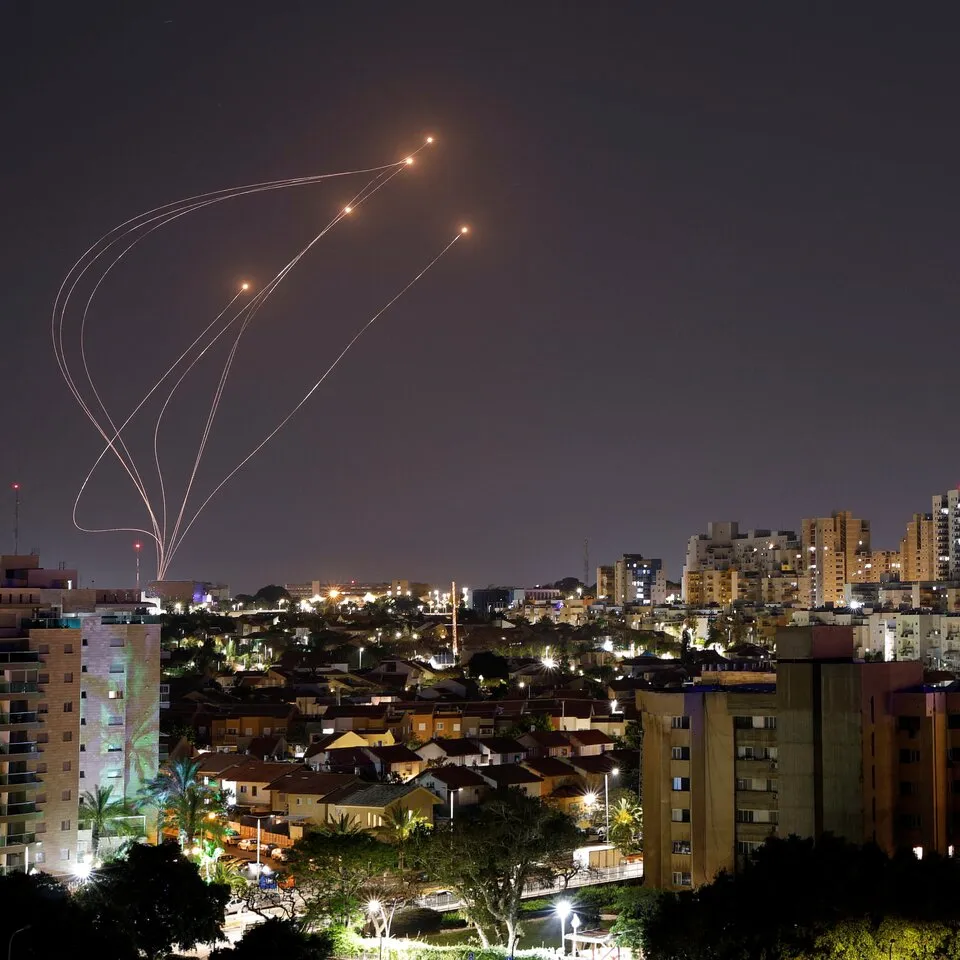 כיפת ברזל מעל אשקלון, אפריל 2023. צילום: רויטרס. אינפוגרפיקה: נעם תמרי