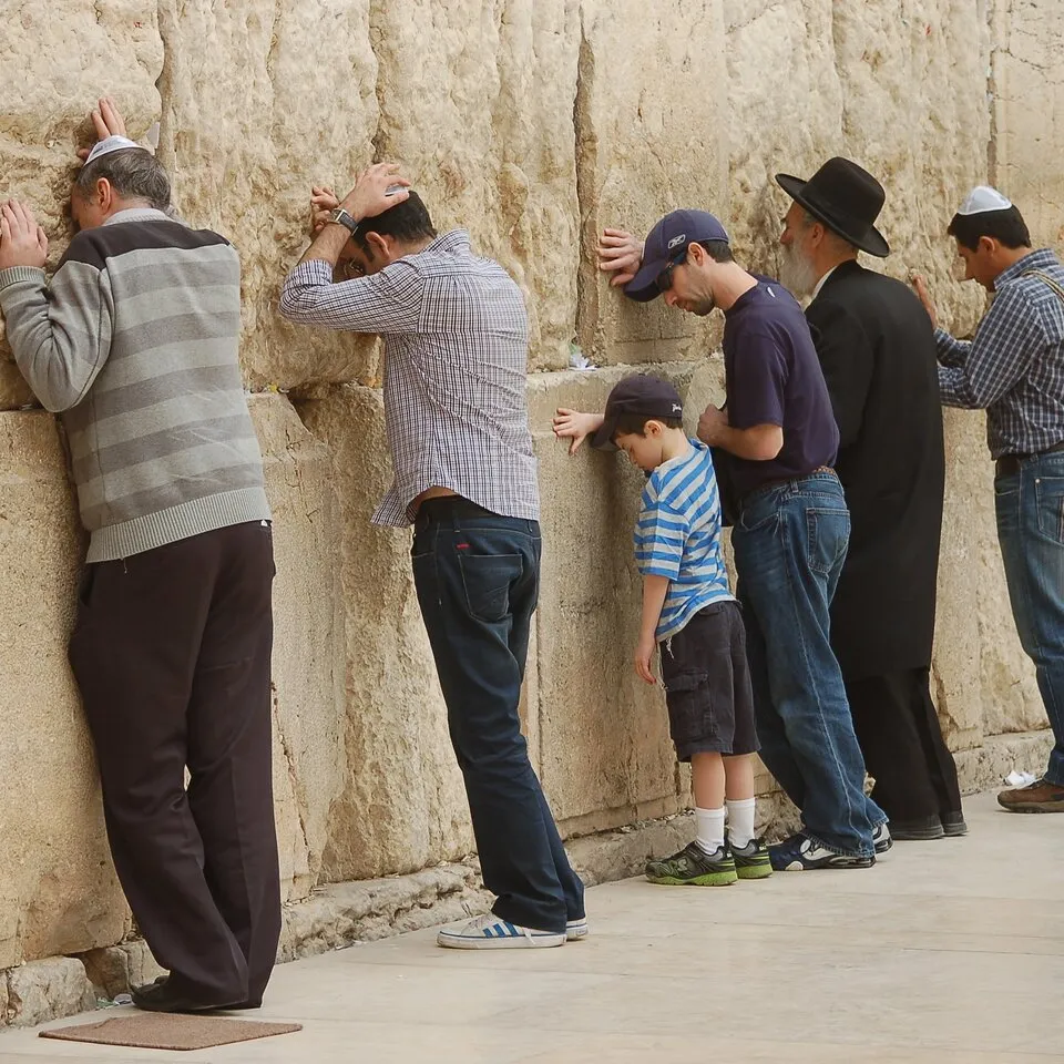 מתפללים בכותל. צילום: שאטרסטוק