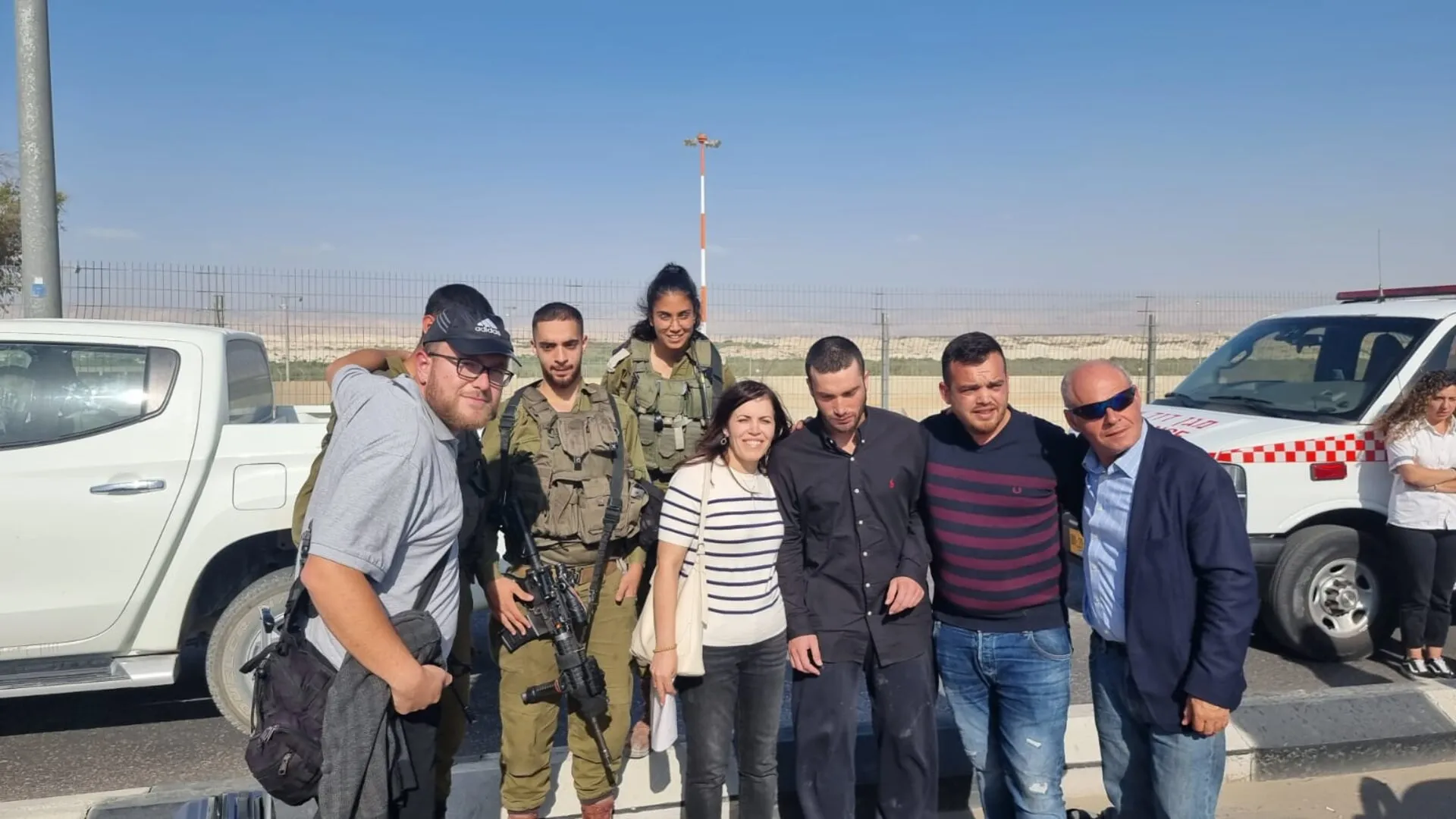 שלום רוטבן (שלישי מימין) ויחידת הכלבנים בחזרה מירדן. צילום באדיבות היחידה
