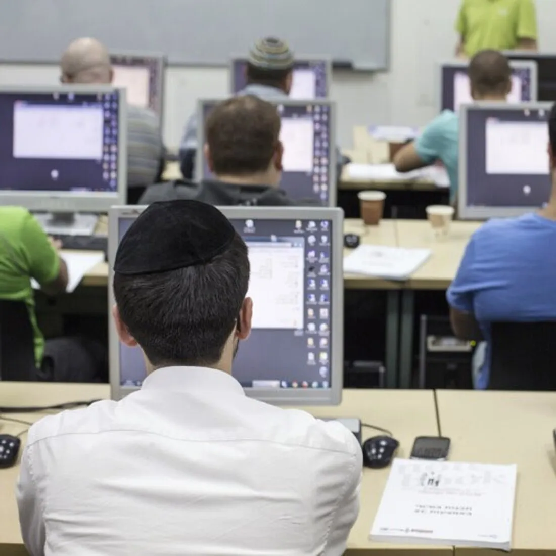 עובדות אלטרנטיביות