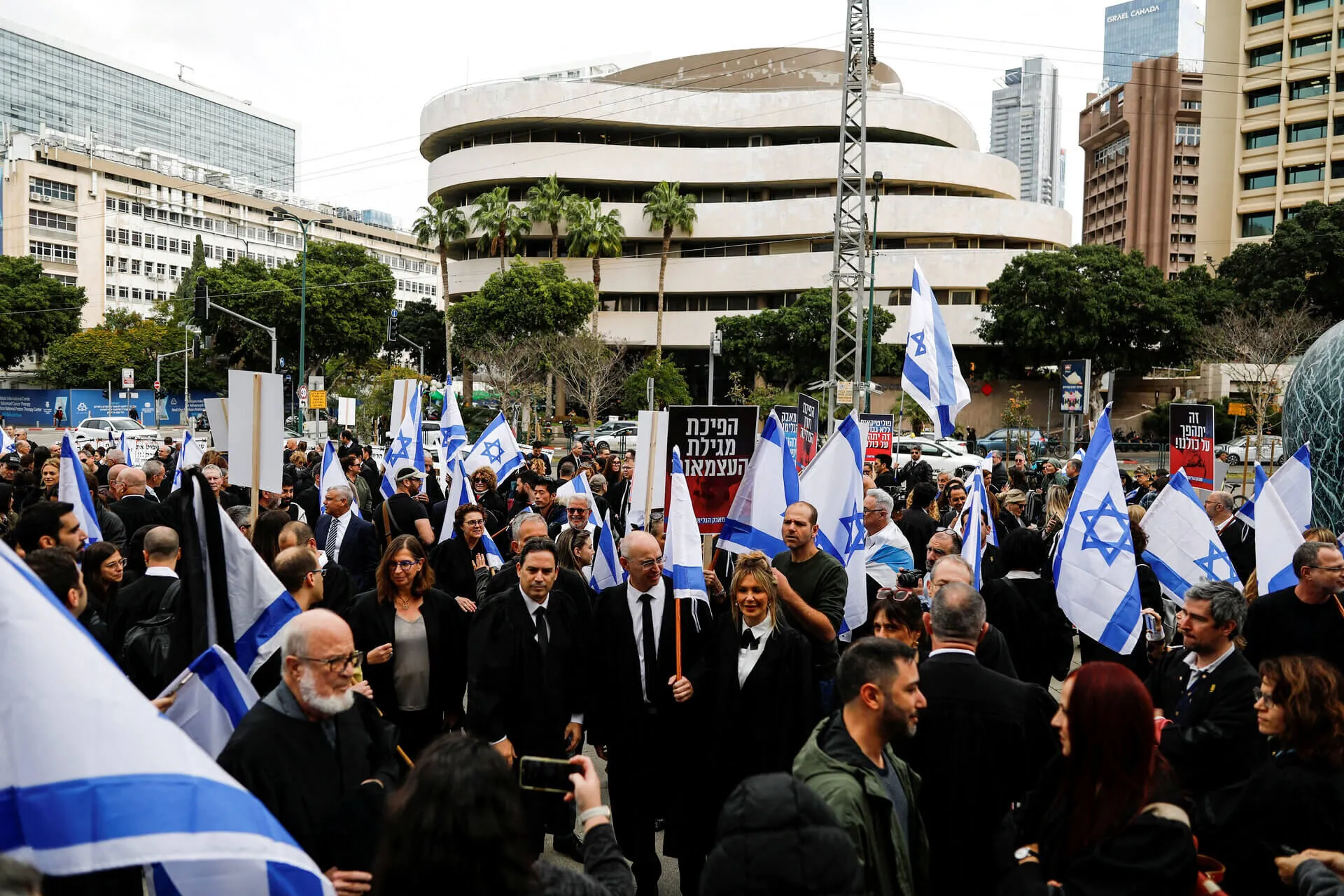 עמית בכר, שמסתמן כי נבחר ליו"ר לשכת עורכי דין, בהפגנה נגד ההפיכה המשפטית, ינואר 2023. צילום: רויטרס