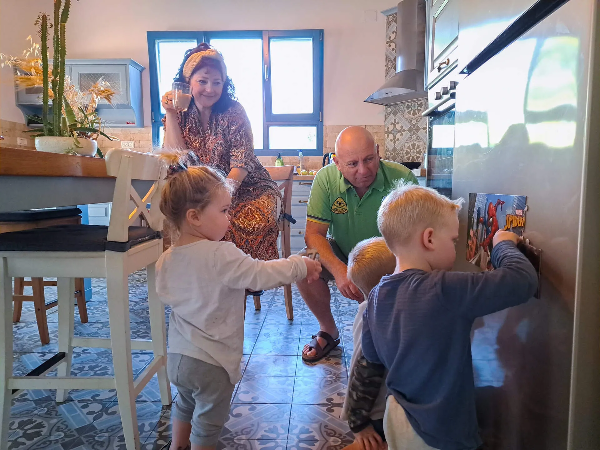 אולגה וגנאדי רודוי והנכדים. צילום: פרטי
