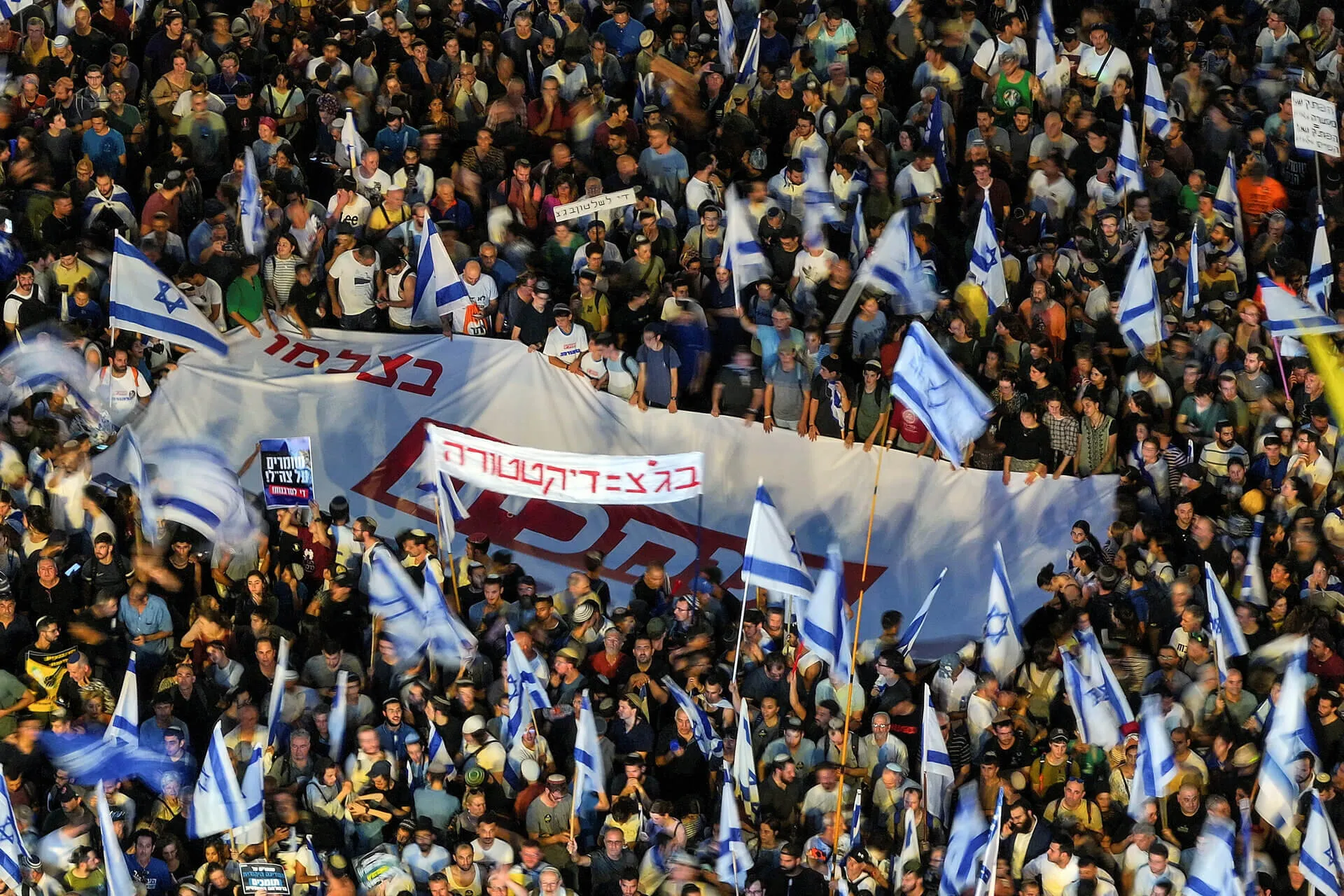 הפגנת תומכי הממשלה ביום ראשון בת"א עם נוכחות בולטת של הכיפות הסרוגות. צילום: רויטרס