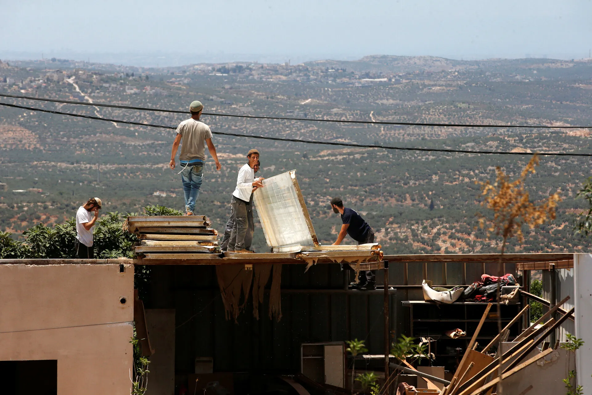 פירוק מאחז שנבנה באופן לא חוקי, 2018. למצולמים אין קשר לכתבה. צילום: רויטרס
