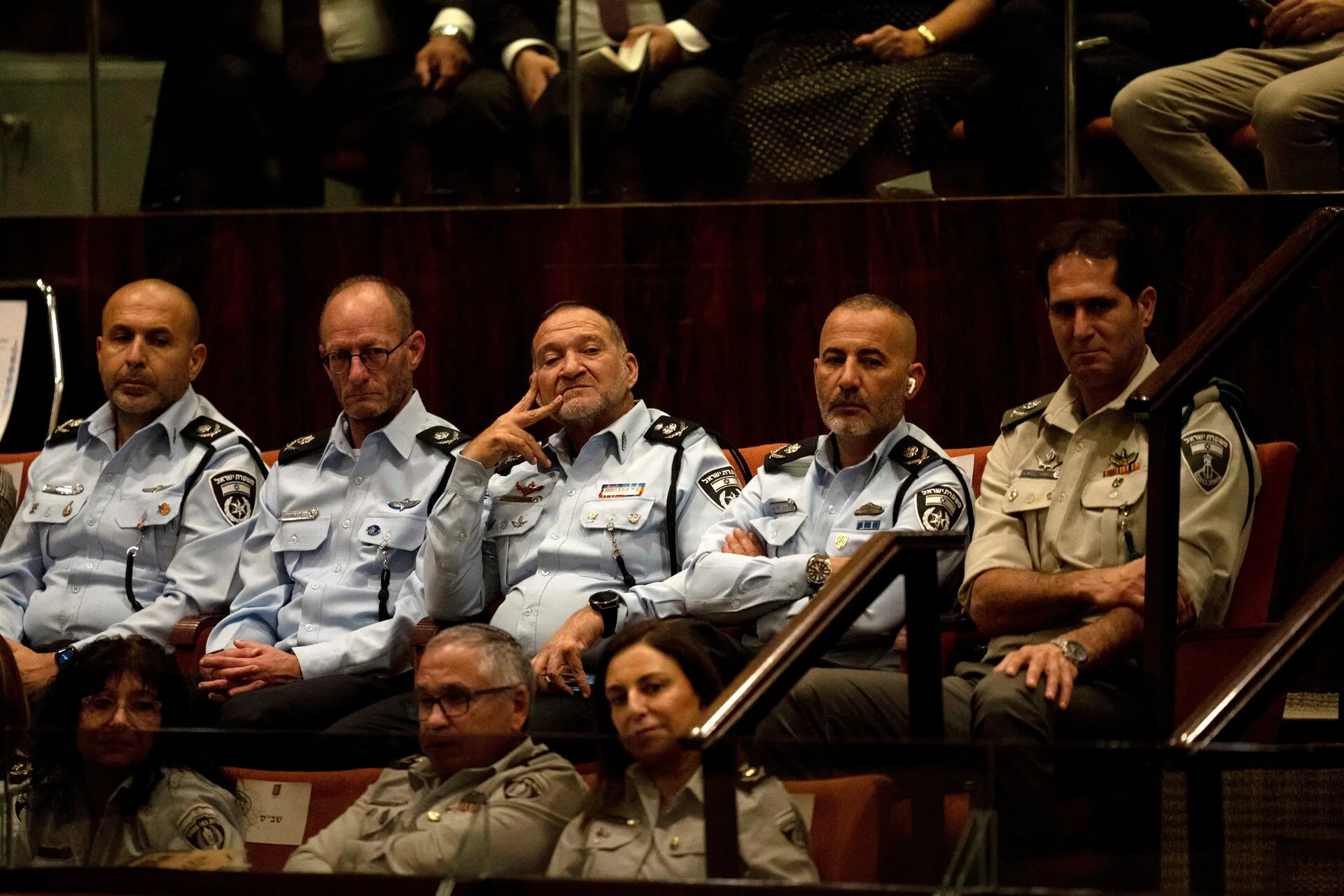 המפכ"ל קובי שבתאי (שלישי משמאל) וצמרת הפיקוד בכנסת בשנה שעברה. צילום: רויטרס