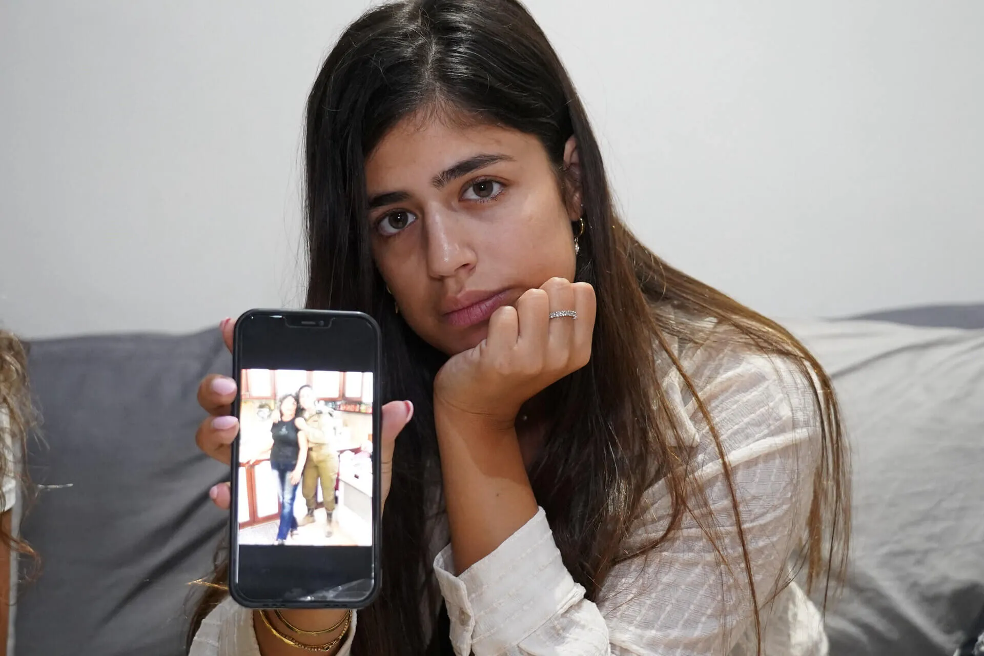 ענת, נכדתה של עדינה שנעדרת מאז מאז המתקפה הרצחנית. צילום: רויטרס
