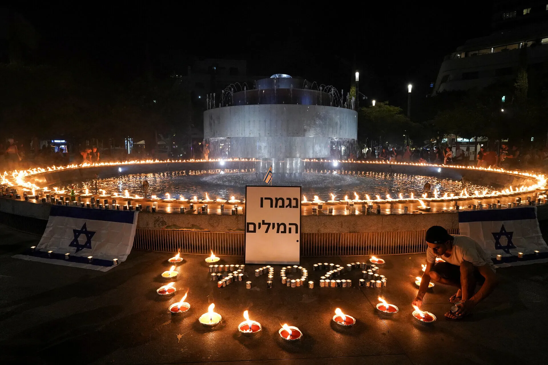 הנצחת נרצחי ה-7 באוקטובר בכיכר דיזנגוף בת"א. צילום: רויטרס