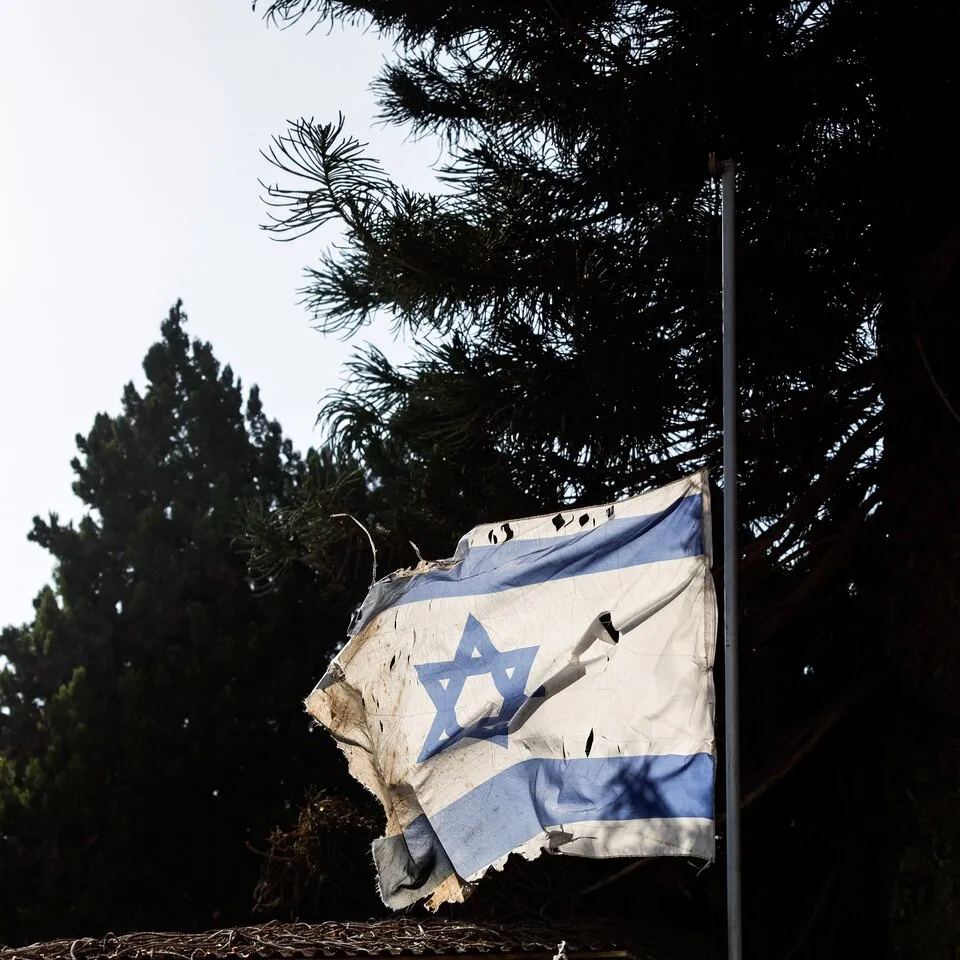דגל ישראל בקיבוץ ניר עוז לאחר מתקפת הטרור ב-7 באוקטובר. צילום: רויטרס