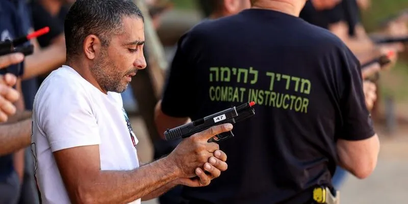 מבוא לכאוס: נורות האזהרה מאחורי המחטף של בן גביר לחימוש המוני בצל המלחמה