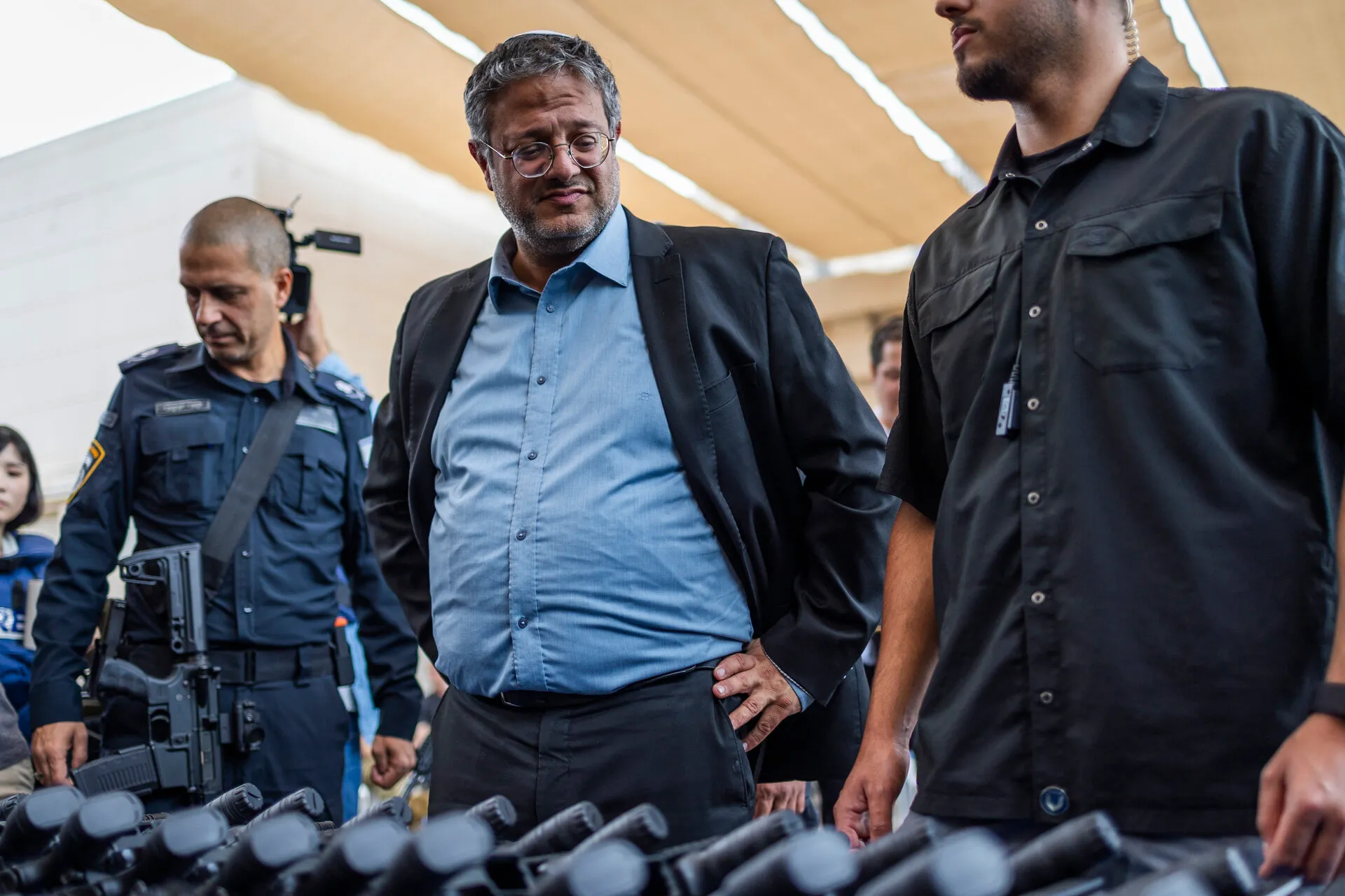 בן גביר בחלוקת נשקים לכיתות כוננות באשקלון, ומשמאל: ניצב קובי יעקבי, המזכיר הביטחוני שלו. צילום: רויטרס