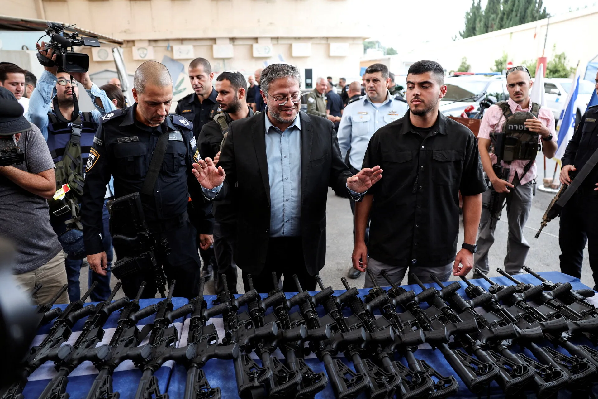 השר בן גביר בחלוקת רובים לכיתת כוננות באשקלון. צילום: רויטרס