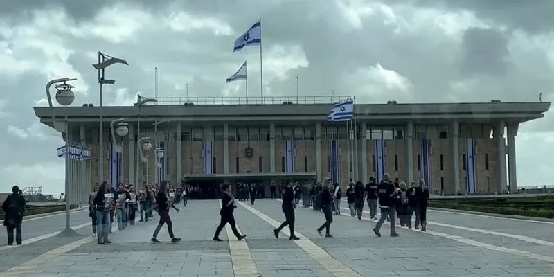 "כל המשפחה שלי קרסה, ולכם יש רק סלוגנים. עד שאתם תתעוררו אנחנו נתפוגג"