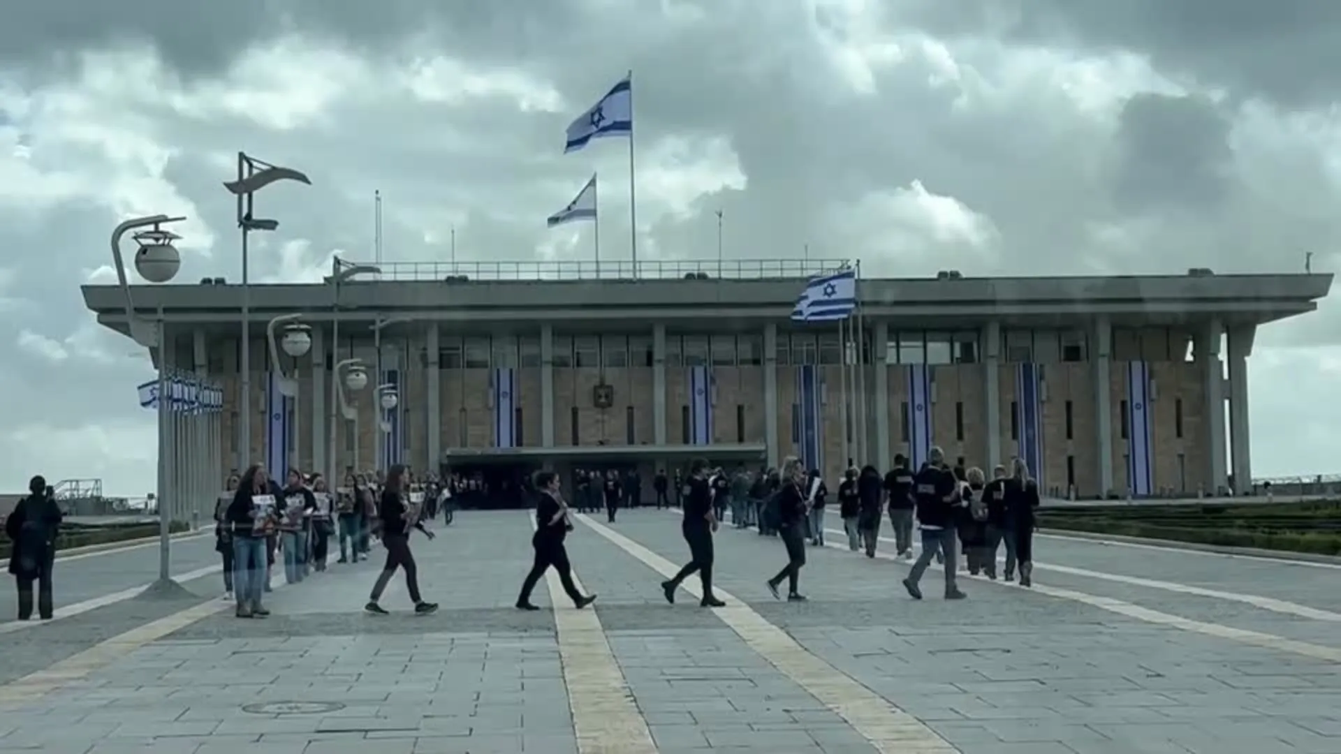 בני משפחות החטופים, היום (ב') בכנסת. צילום: רויטרס