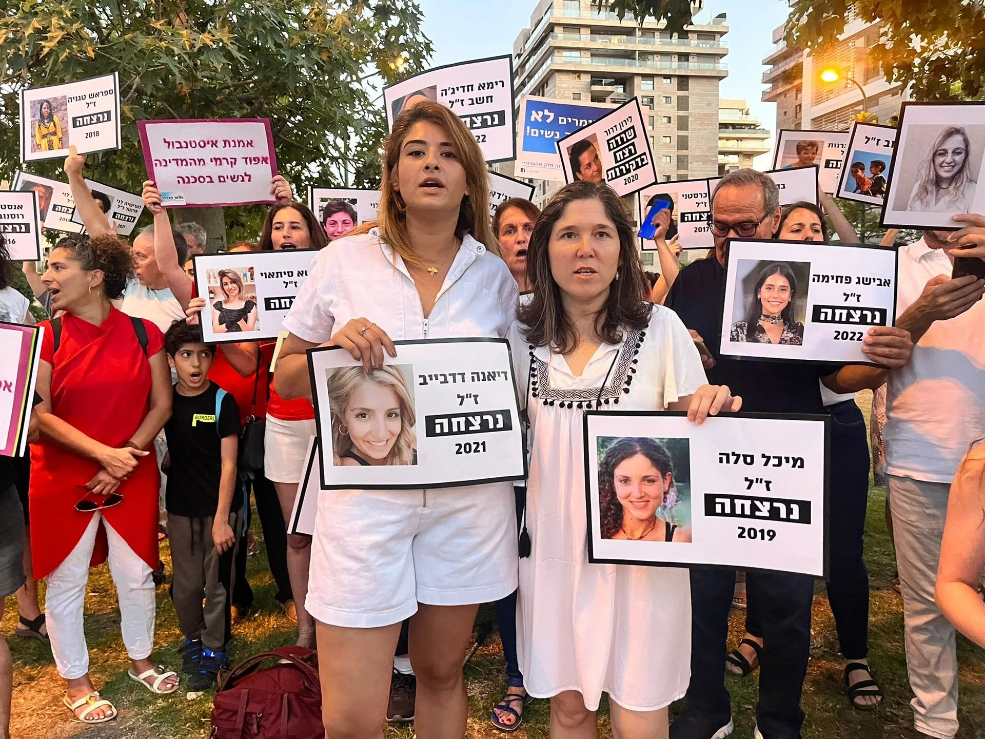 לילי בן עמי עם שלט ועליו תמונת אחותה מיכל שנרצחה, יחד עם משפחות נוספות של נשים שנרצחו. צילום: פורום מיכל סלה