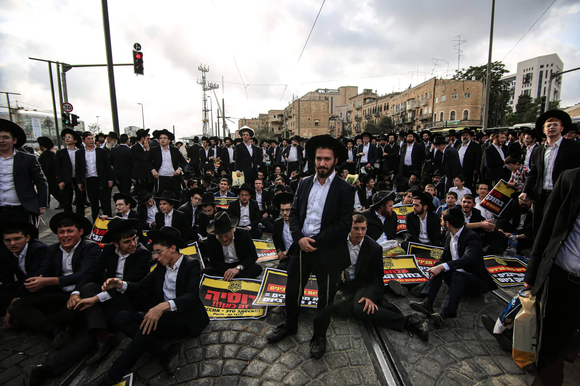 הפגנת חרדים בירושלים בספטמבר האחרון. צילום: רויטרס. עיצוב גרפים: נעם תמרי