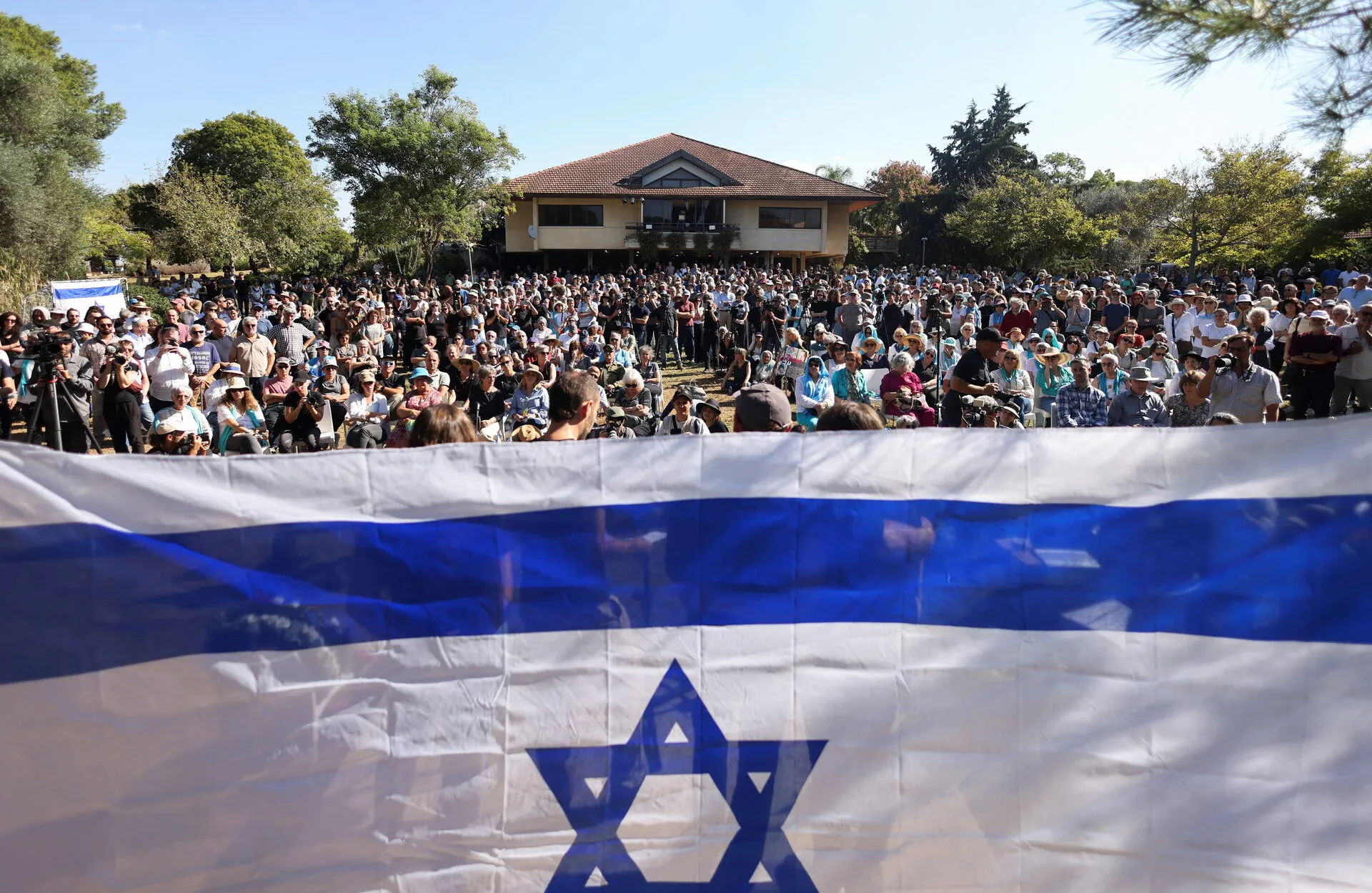 הלווייתה של פעילת השלום ויויאן סילבר ז"ל מקיבוץ בארי, שנרצחה ב-7 באוקטובר. צילום: רויטרס