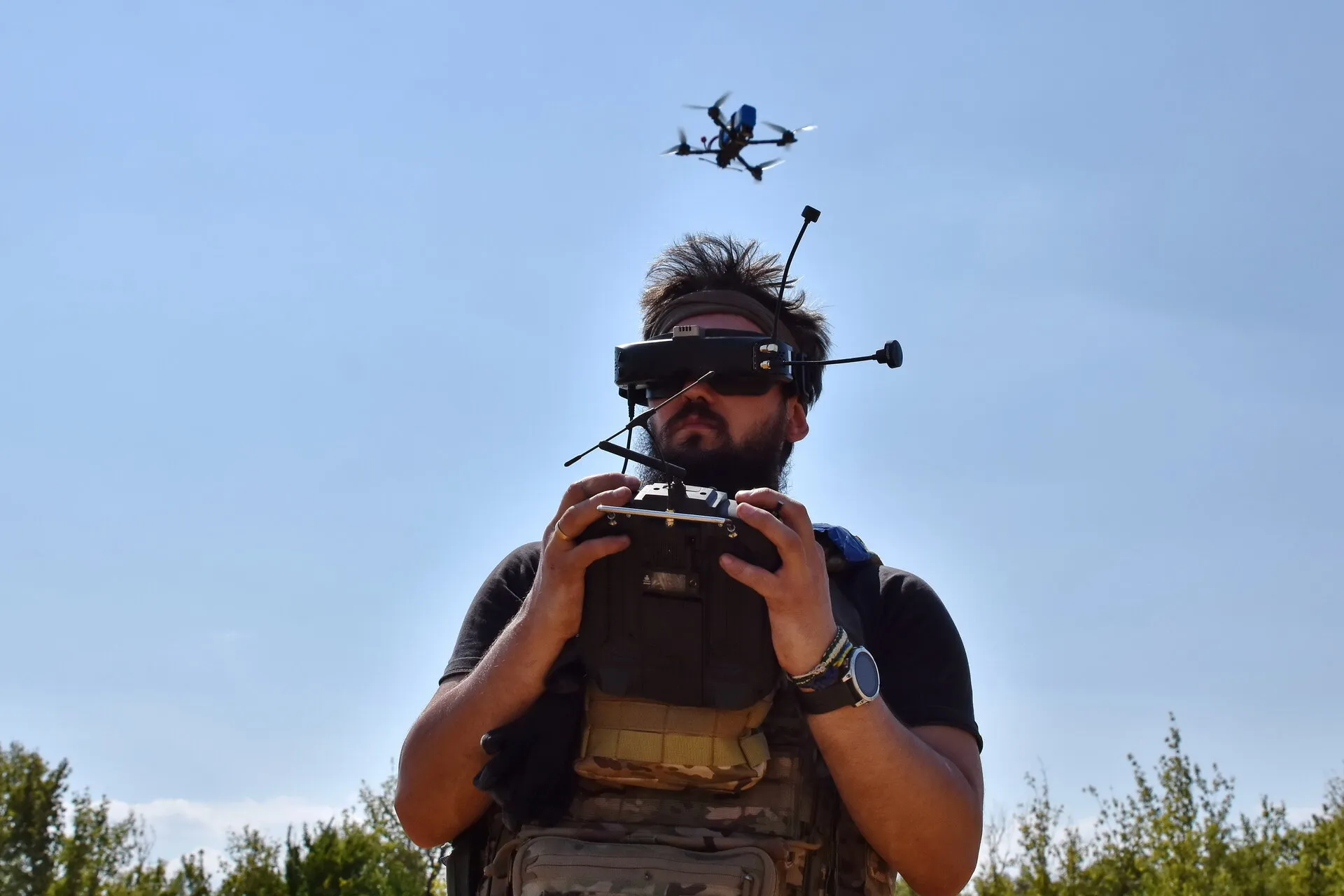 חיילי אוקראיני מציג שימוש ברחפן FPV בחודש שעבר. צילום: רויטרס
