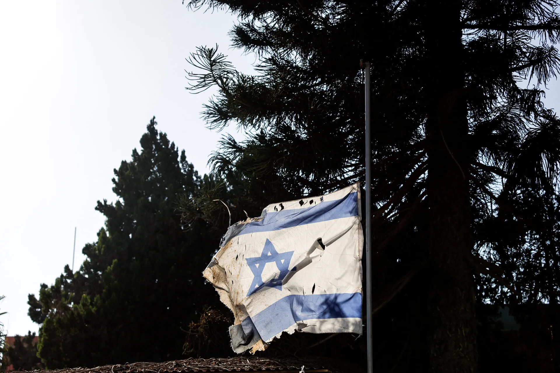 דגל ישראל בזירת הטבח בניר עוז. צילום: רויטרס