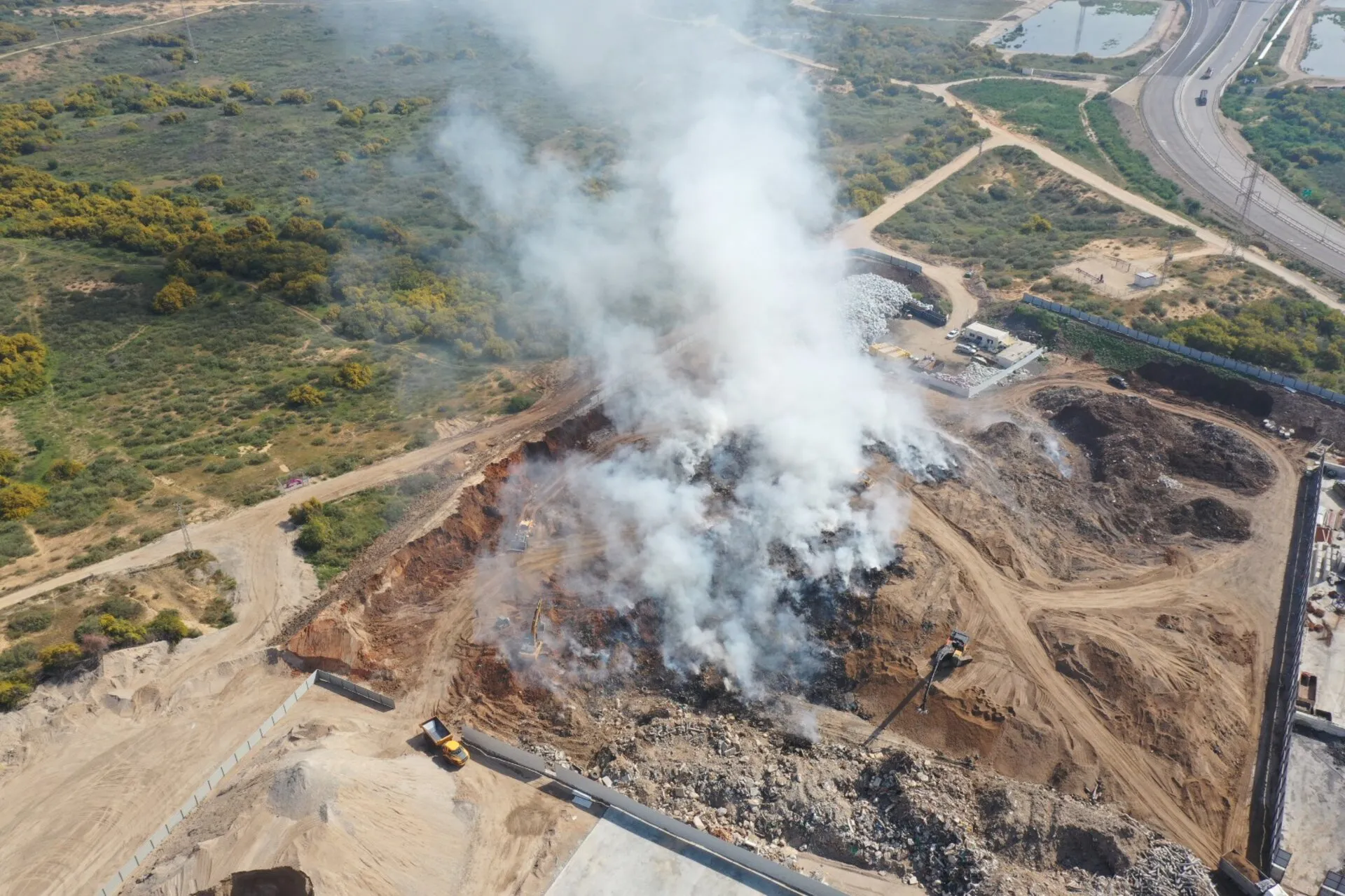 עשן מיתמר מהאתר באשדוד. צילום: יניר בן אריה, רשות הטבע והגנים