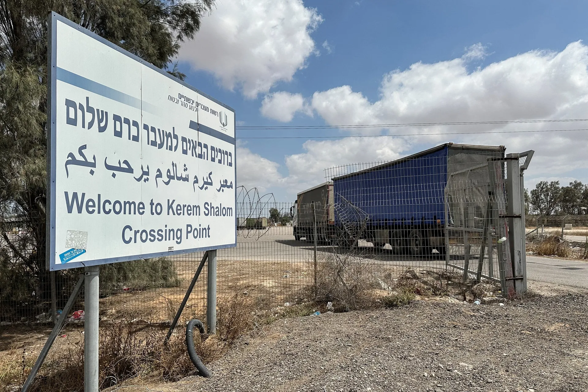 משאית סיוע במעבר כרם שלום לפני כשבוע. צילום: רויטרס