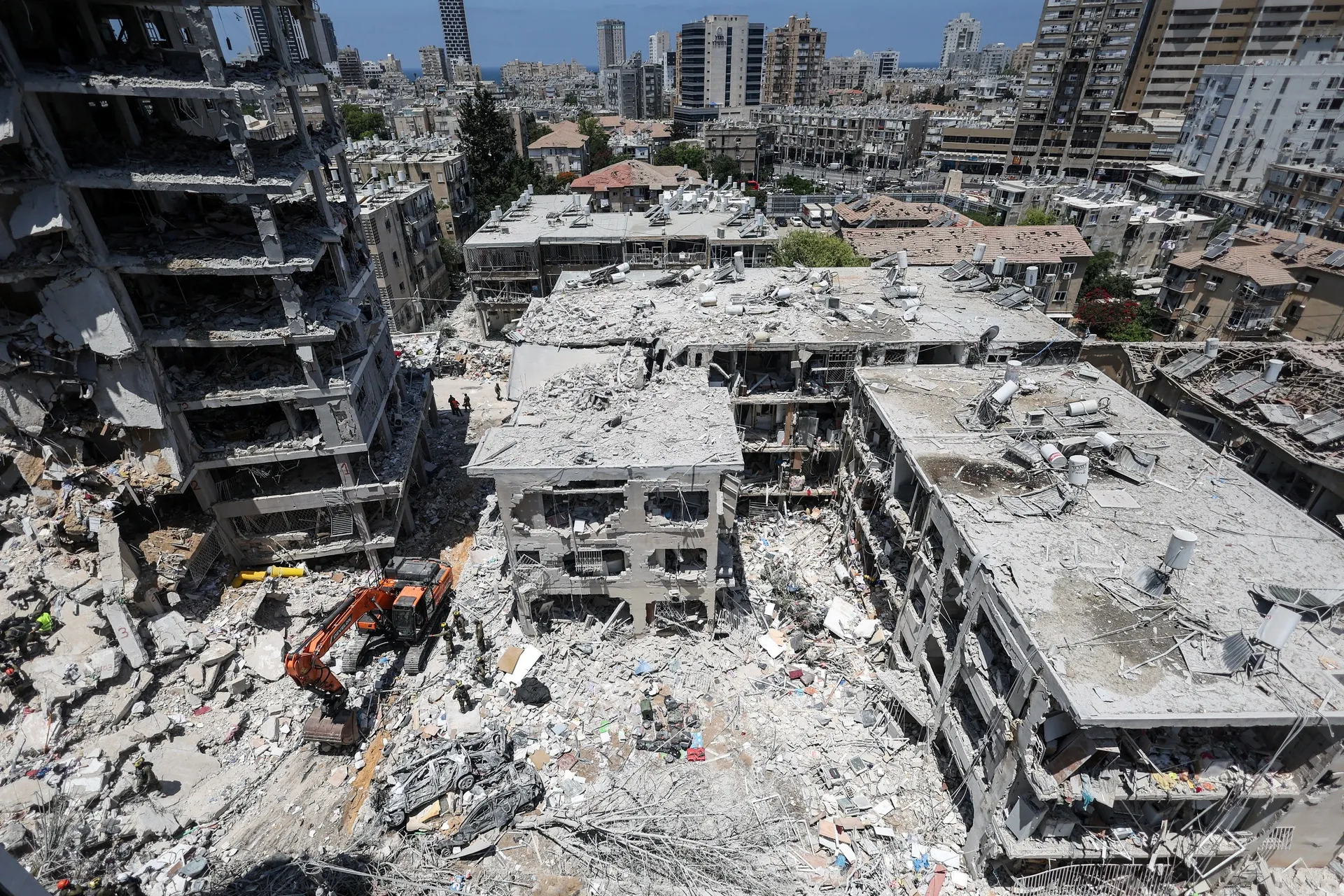 זירת הפגיעה הקשה בבת ים. צילום: רויטרס
