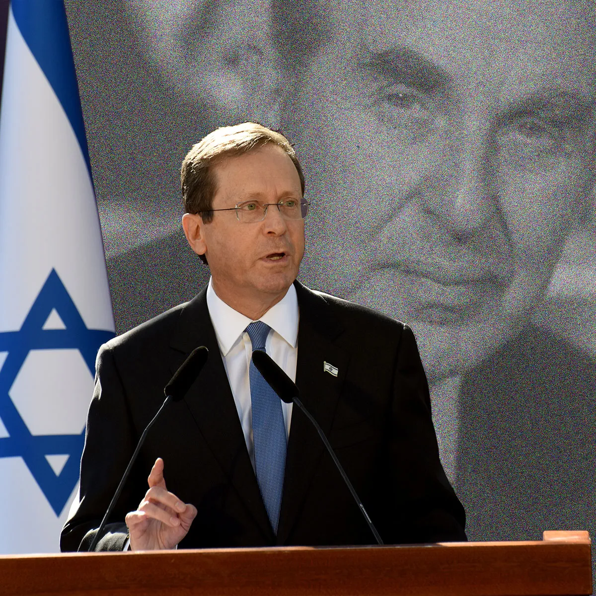 הנשיא הרצוג על רקע תמונת אביו (עיבוד תמונה: נעם תמרי. צילומים: רויטרס, יעקב סער, לע"מ)
