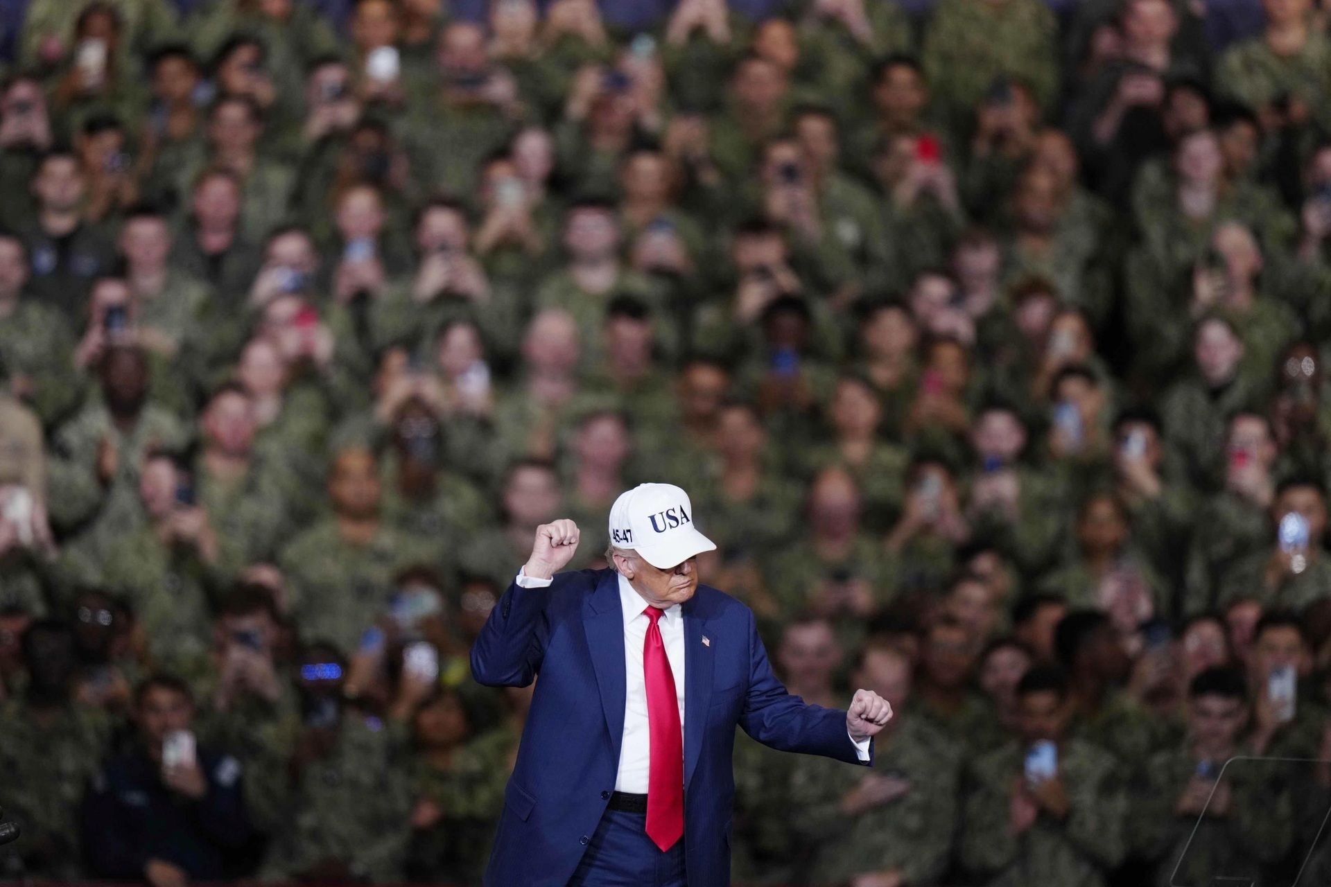 הנשיא טראמפ עם חיילי צבא ארה"ב בביקורו ביפן החודש. צילום: רויטרס