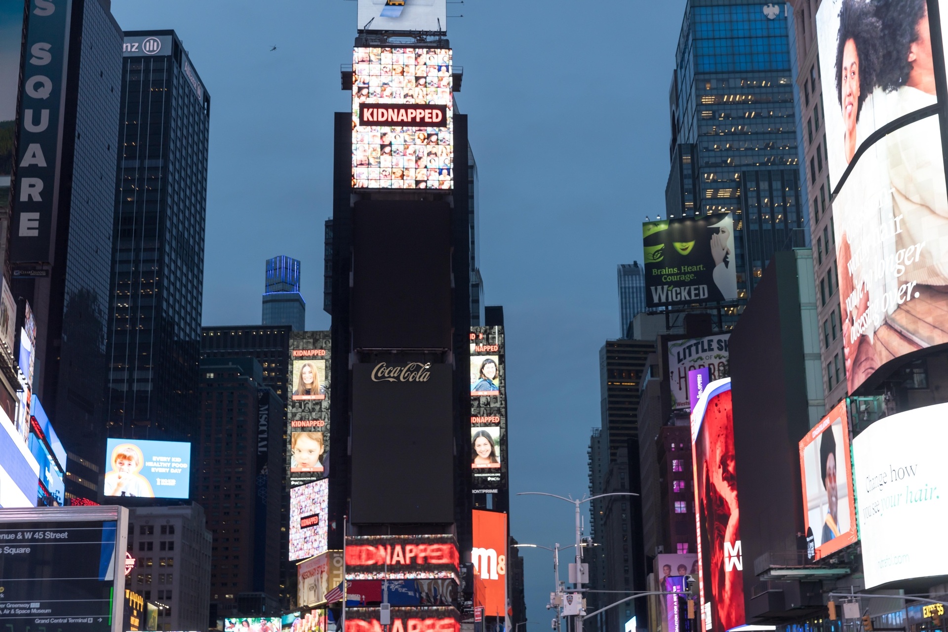 קמפיין לשחרור חטופים על מסכי טיימס סקוור בניו יורק, אוקטובר 2023. צילום: רויטרס