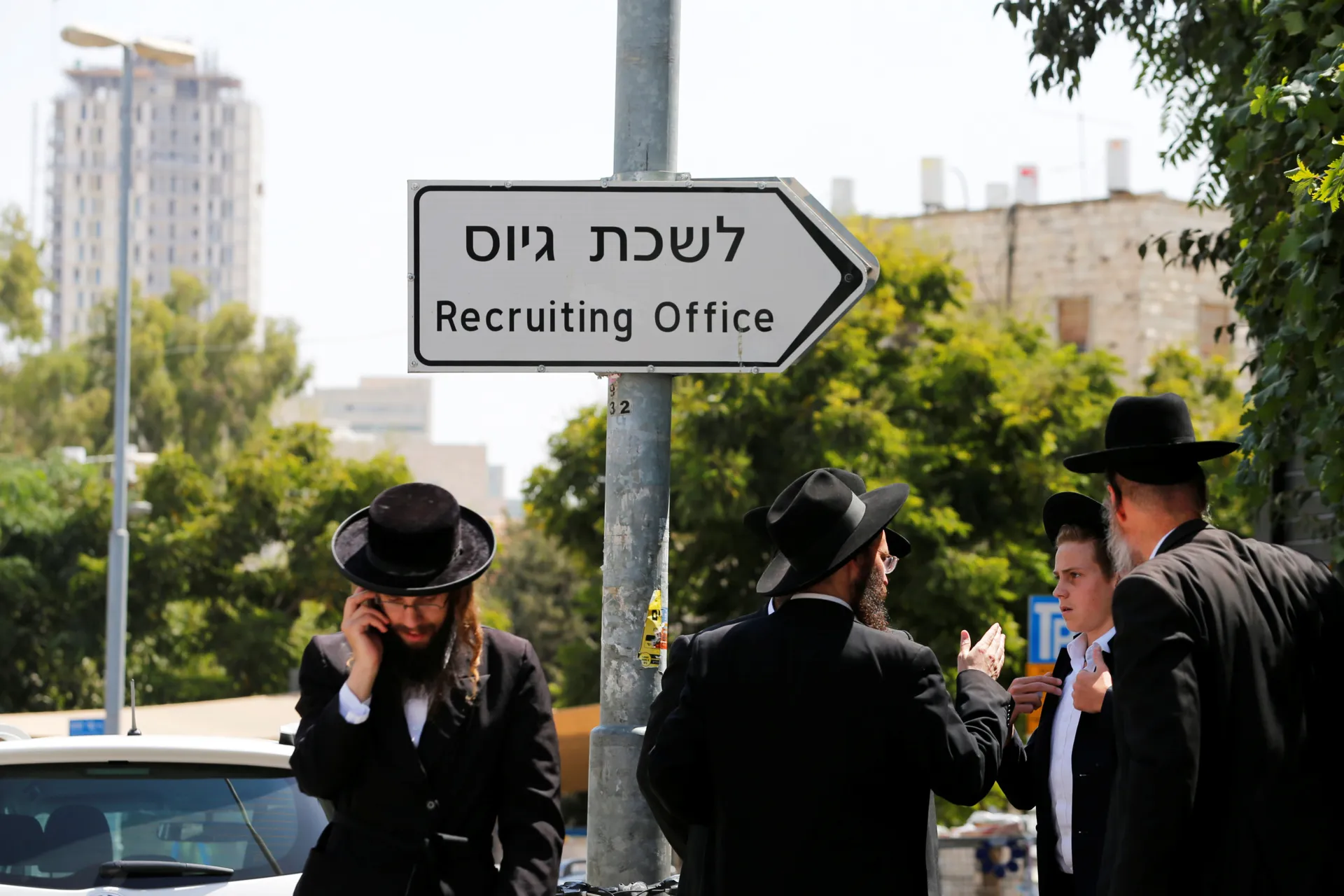 חרדים ליד שלט לשכת הגיוס בירושלים. המצולמים אינם קשורים לכתבה. צילום ארכיון: רויטרס