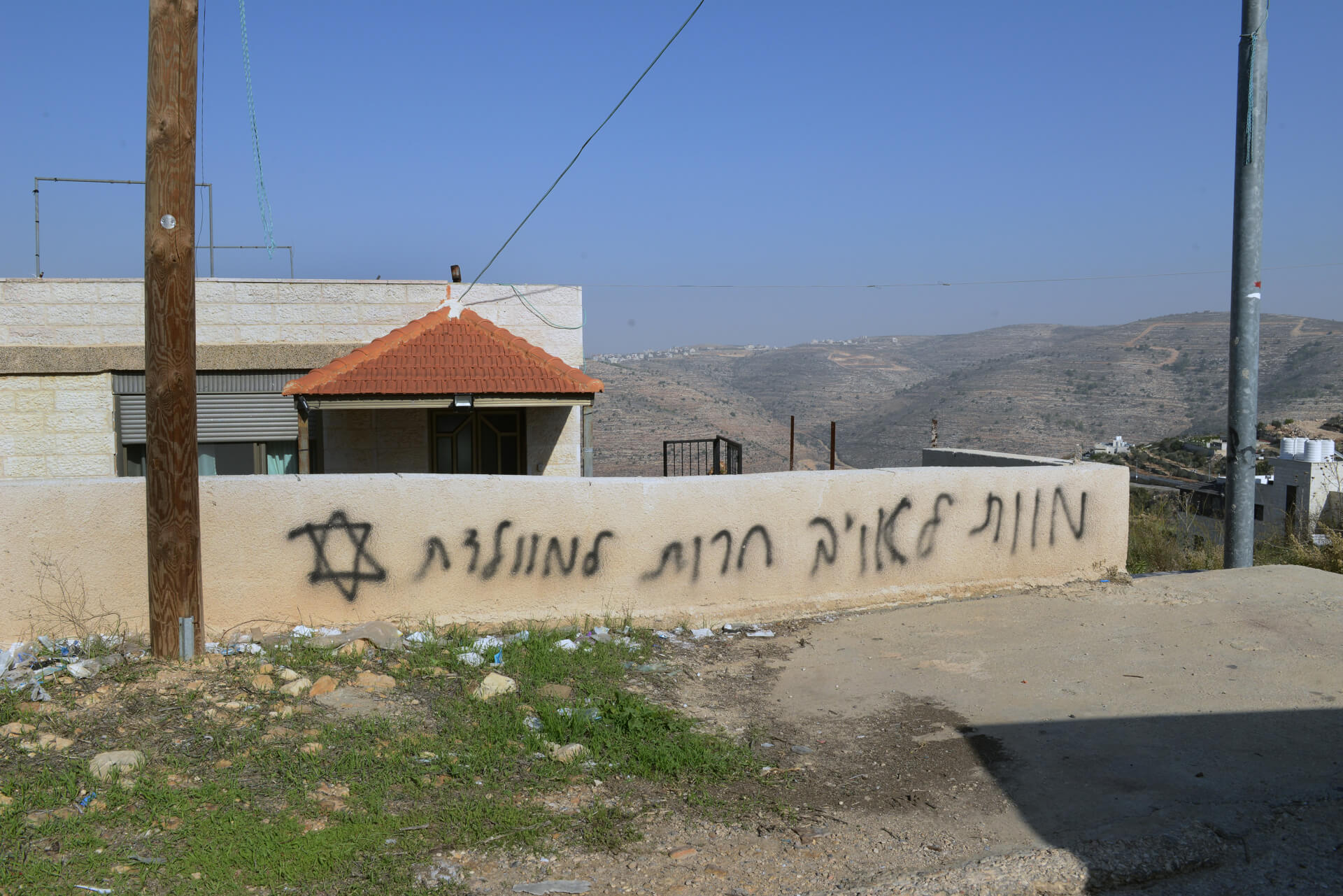 כתובת נאצה שרוססה על בית ביישוב הפלסטיני עאטרה, דצמבר 2025. צילום: איל יצהר